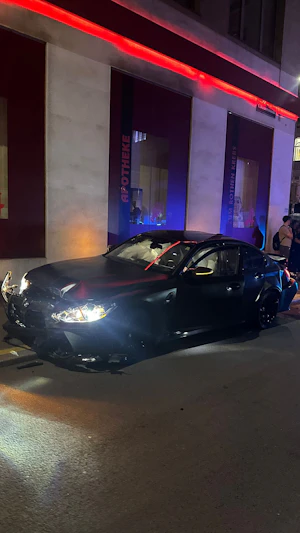 Horror-Crash in Wiener City: BMW M3 rast in Autos am Hohen Markt, vier Verletzte. Polizei ermittelt Unfallursache. Großeinsatz der Rettungskräfte.