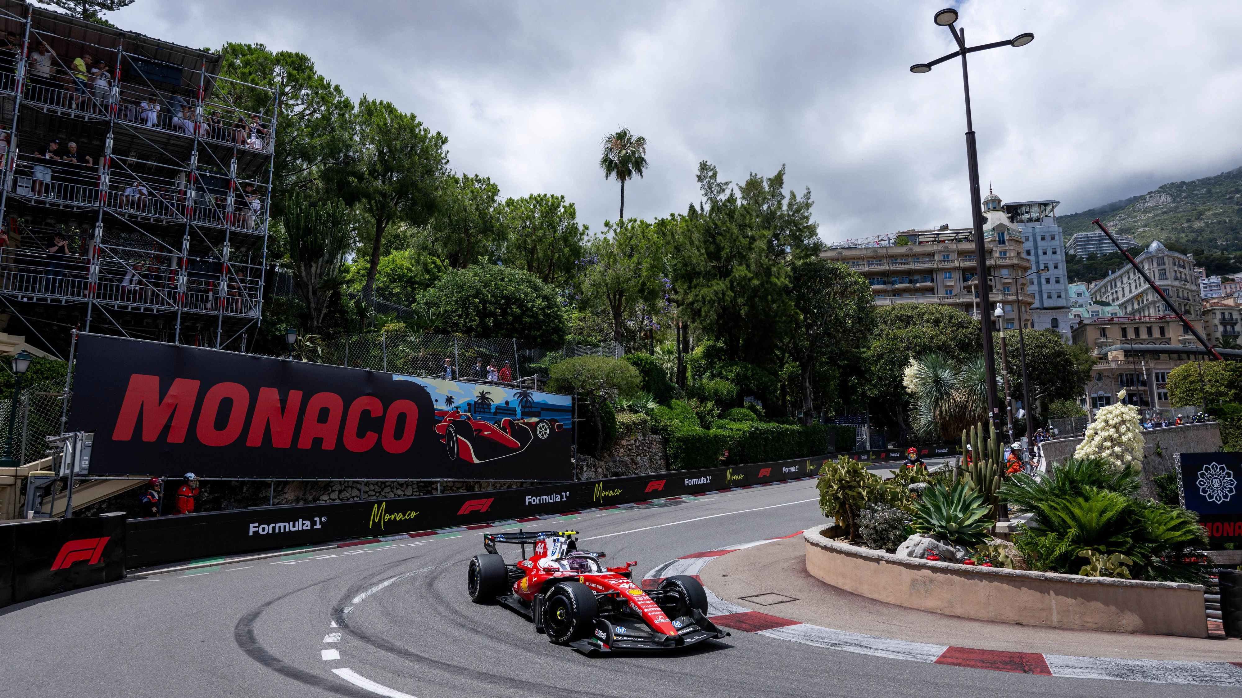 MCO, Louis Vuitton Grand Prix von Monaco, Freies Training, Formel 1 Weltmeisterschaft Saison 2026 / 05.06.2026, Monte Carlo, Monte Carlo, MCO, Louis Vuitton Grand Prix von Monaco, Freies Training, Formel 1 Weltmeisterschaft Saison 2026, im Bild Lewis Hamilton Scuderia Ferrari HP, Großbritannien, 44 im SF-26 in der Fairmont Haarnadel vor Monaco Branding, *** MCO, Louis Vuitton Grand Prix of Monaco, Free Practice, Formula 1 World Championship 2026 season 05 06 2026, Monte Carlo, Monte Carlo, MCO, Louis Vuitton Grand Prix of Monaco, Free Practice, Formula 1 World Championship 2026 season, pictured Lewis Hamilton Scuderia Ferrari HP, Great Britain, 44 in SF 26 in the Fairmont hairpin in front of Monaco Branding, nordphotoxGmbHx/xMemmler nph00005