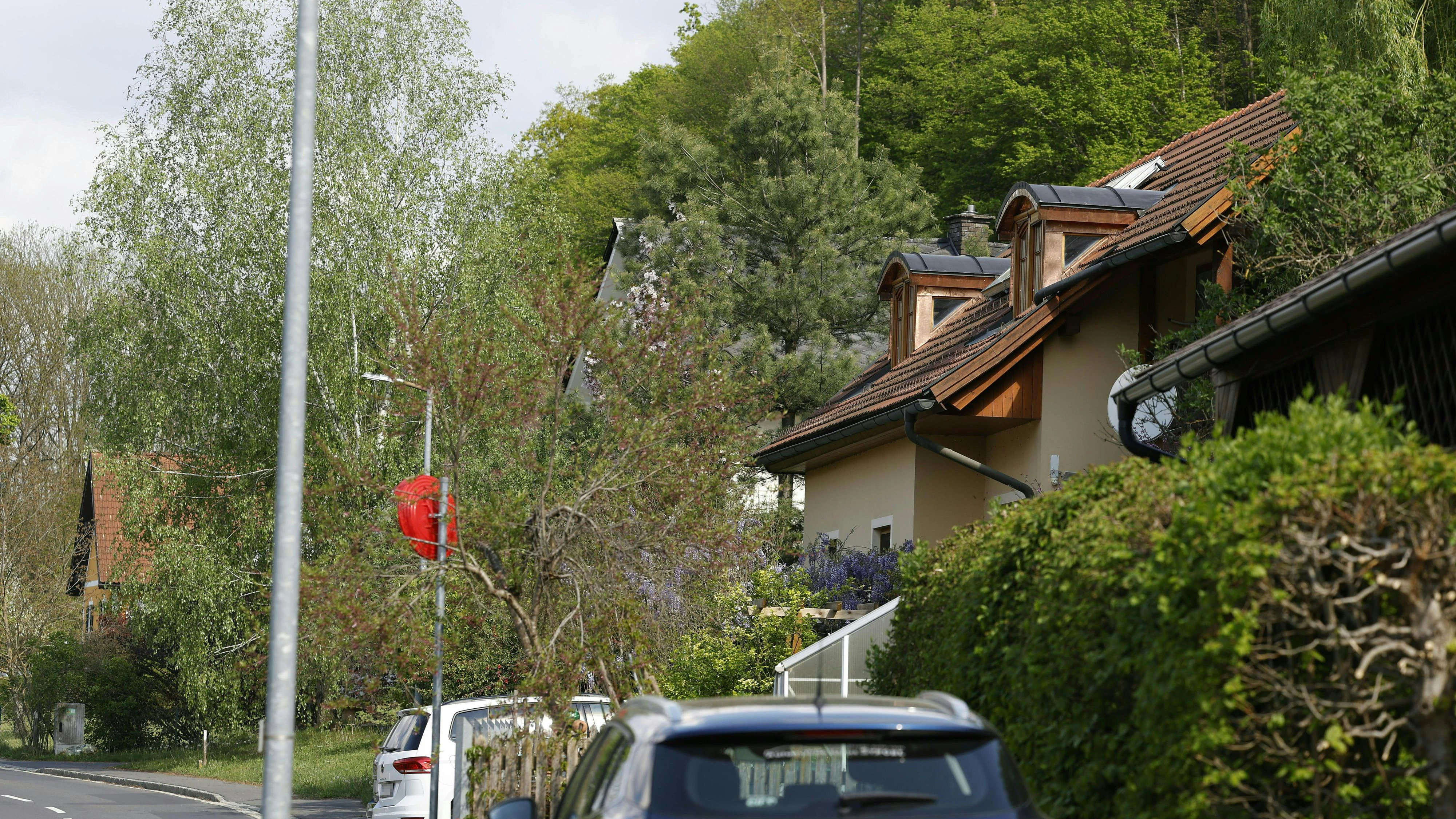 ABD0016_20260422 - ST. PETER AM OTTERSBACH - ÖSTERREICH: ZU APA0067 VOM 22.4.2026 - Ein 17-Jähriger dürfte in der Nacht auf Mittwoch, 22. April 2026, in ein Haus eines älteren Ehepaares in St. Peter am Ottersbach (Bezirk Südoststeiermark) eingedrungen sein und dort auf beide eingestochen haben. Die 80-jährige Frau konnte selbst den Notruf wählen, obwohl sie verletzt war. Für ihren 84-jährigen Ehemann kam die Hilfe allerdings zu spät. Er erlag noch im Haus seinen schweren Verletzungen, teilte die Polizei mit. Der 17-jährige Verdächtige wurde wenig später festgenommen. Im Bild: Blick auf den Tatort, aufgenommen am Mittwoch, 22. April 2026. - FOTO: APA/ERWIN SCHERIAU