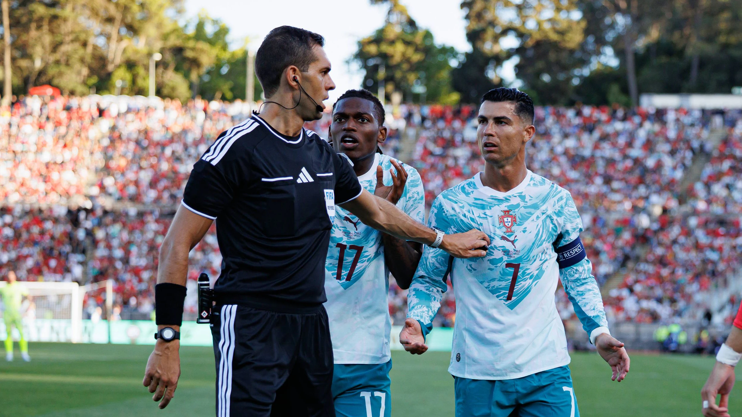 Referee Luca Zufferli, Rafael Leao and Cristiano Ronaldo seen during International Friendly, Länderspiel, Nationalmannschaft game between national teams of Portugal and Chile Luis Loureiro/Ball Raw Images PT Oeiras Estadio Nacional Portugal Copyright: xLuisxLoureirox luisloureiro_portugal_chile_2526-75