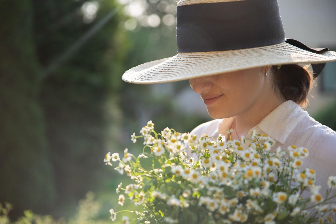 Haarschutz mit Strohhut im Sommer