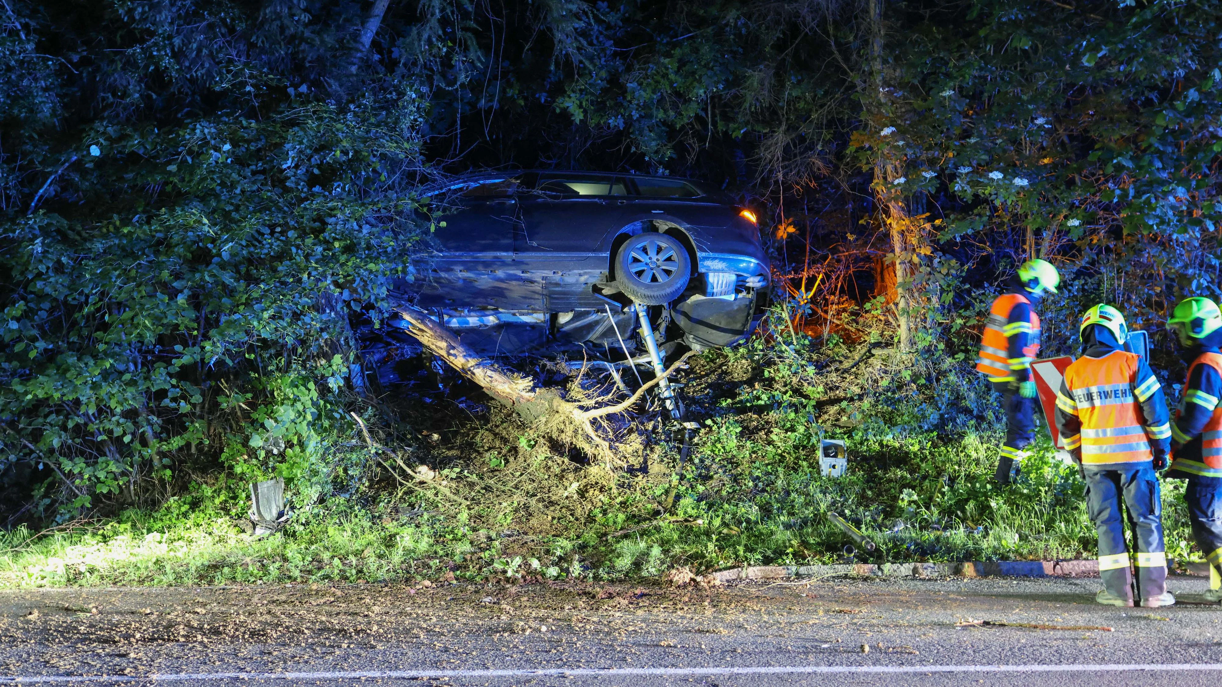 Heute.at - Auto steckt nach schwerem Crash in Waldböschung fest