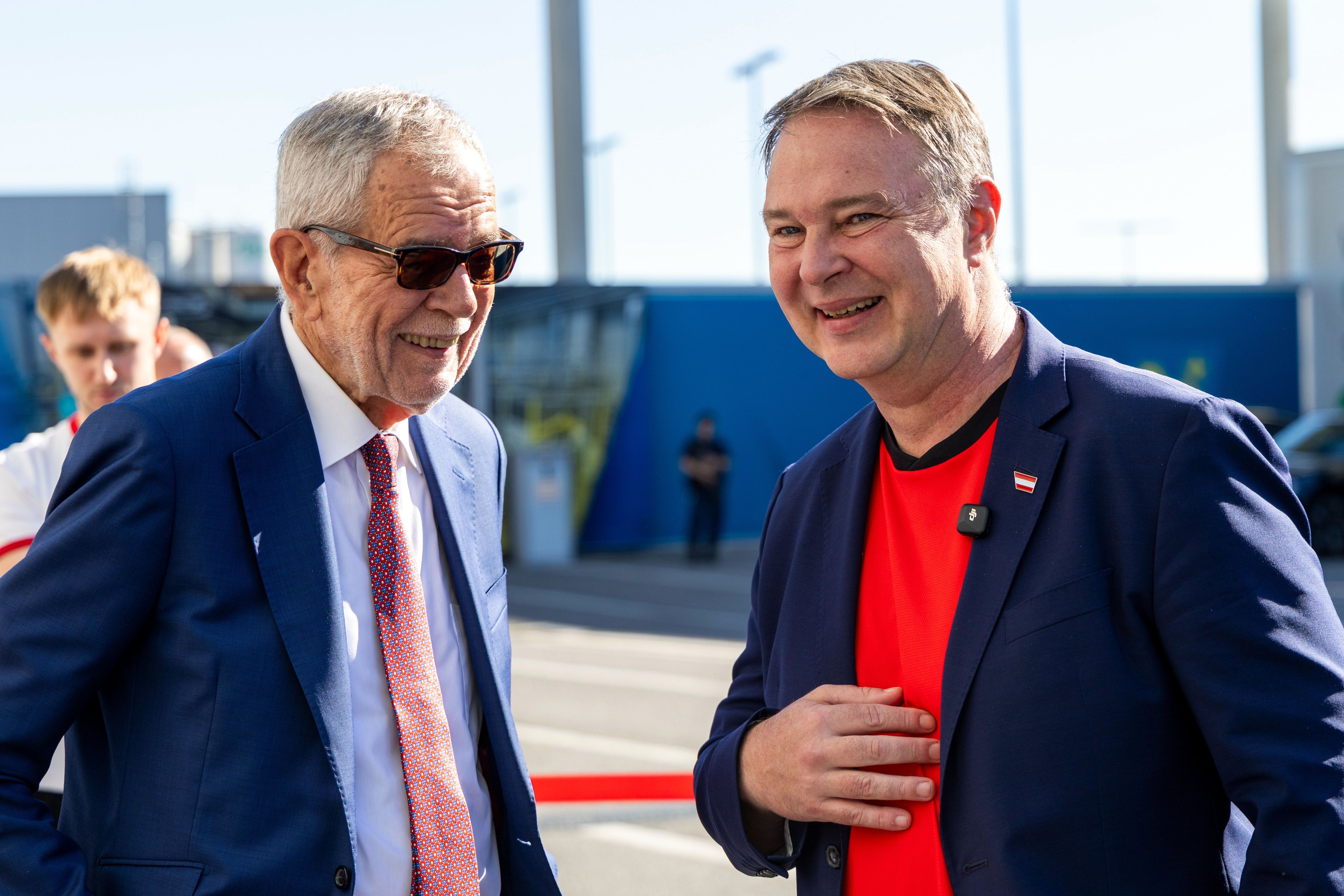 Alexander Van der Bellen und Andreas Babler verabschiedeten das Nationalteam. 