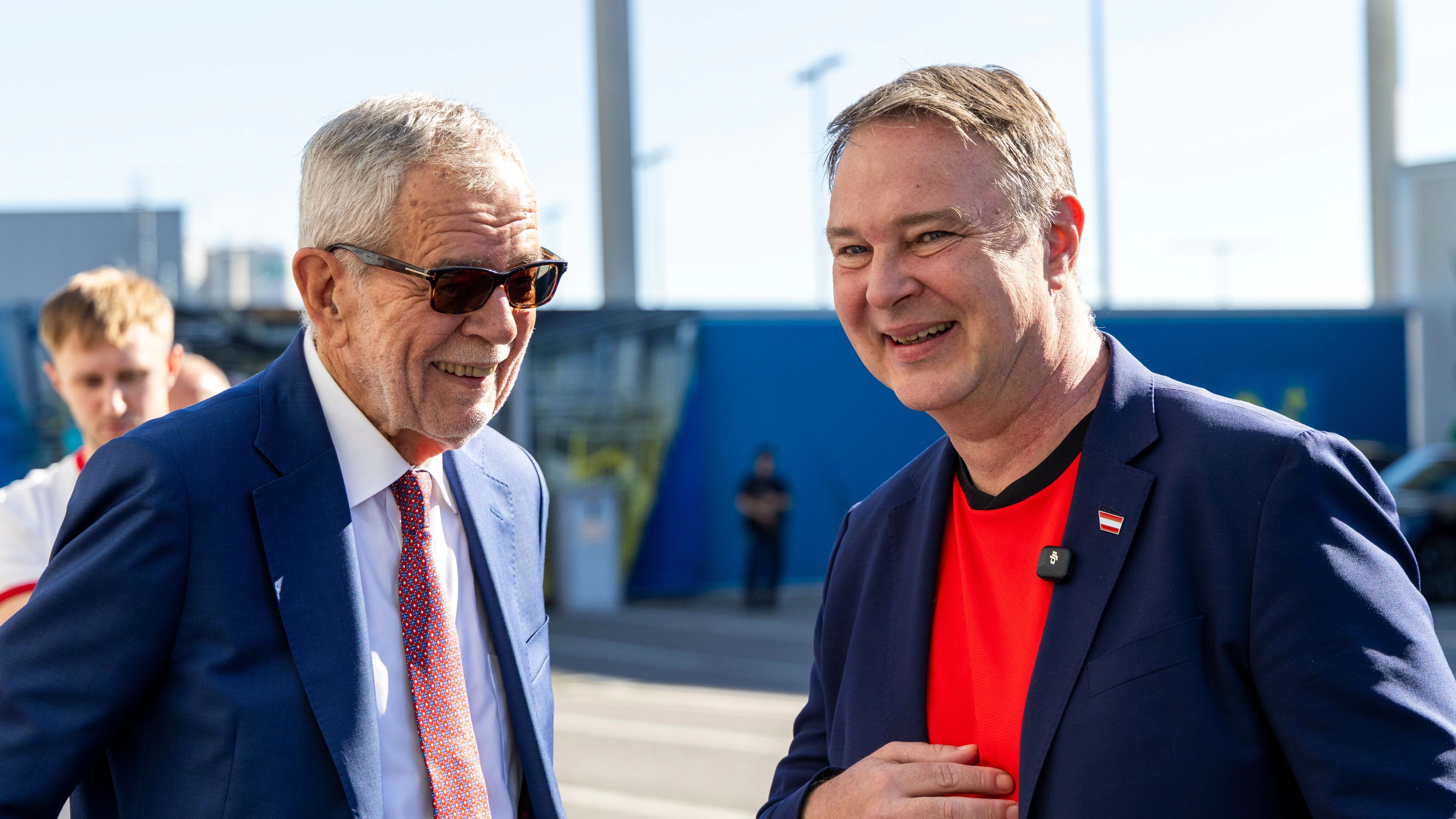 Alexander Van der Bellen und Andreas Babler verabschiedeten das Nationalteam. 