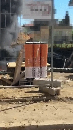 Baustellenbrand Wien: Flammen-Inferno im 10. Bezirk, zwei Verletzte nach riskantem Einsatz. Feuerwehr und Rettung rasch vor Ort.