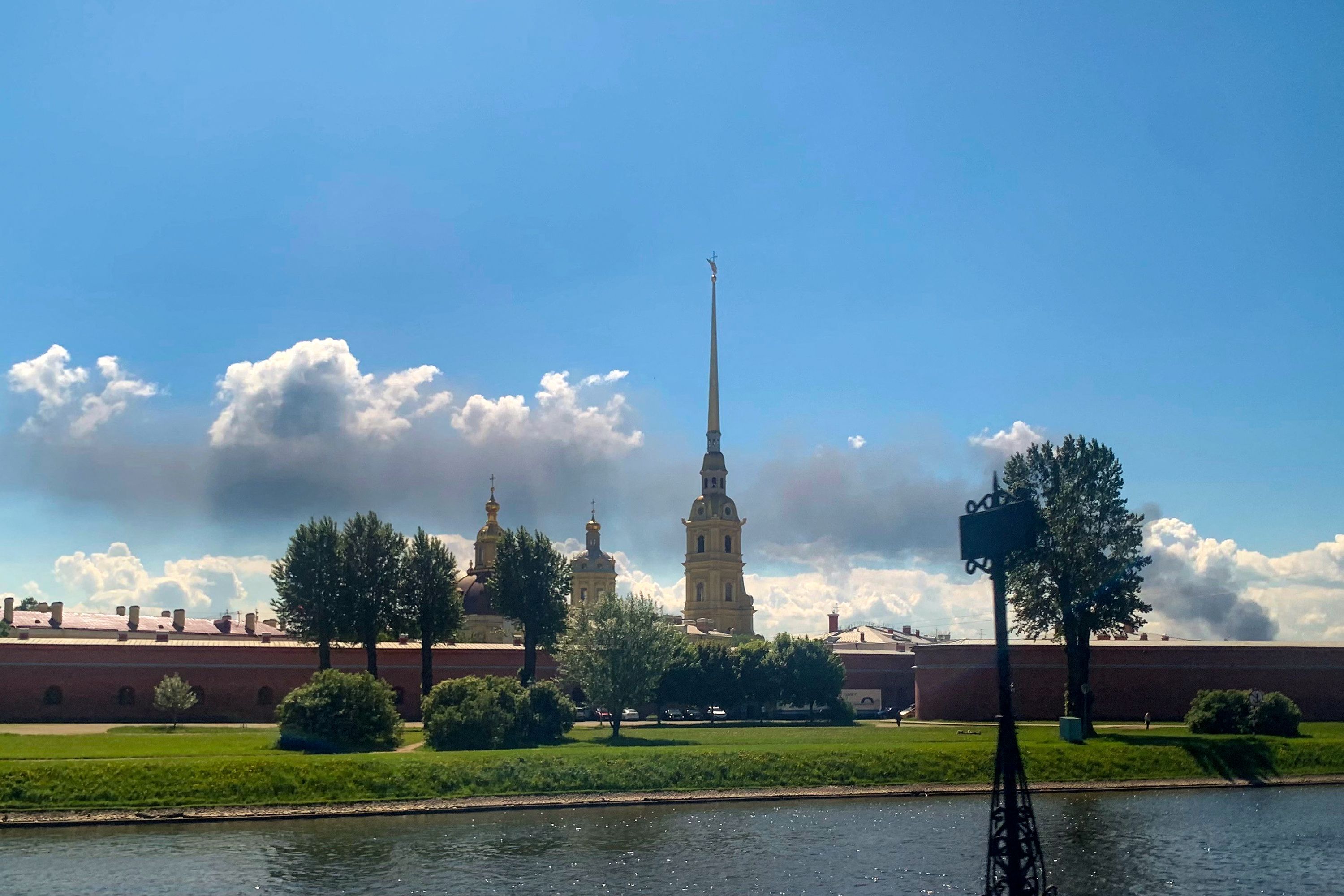 Drohnen-Angriff auf St. Petersburg – Hunderte Drohnen über Russland.