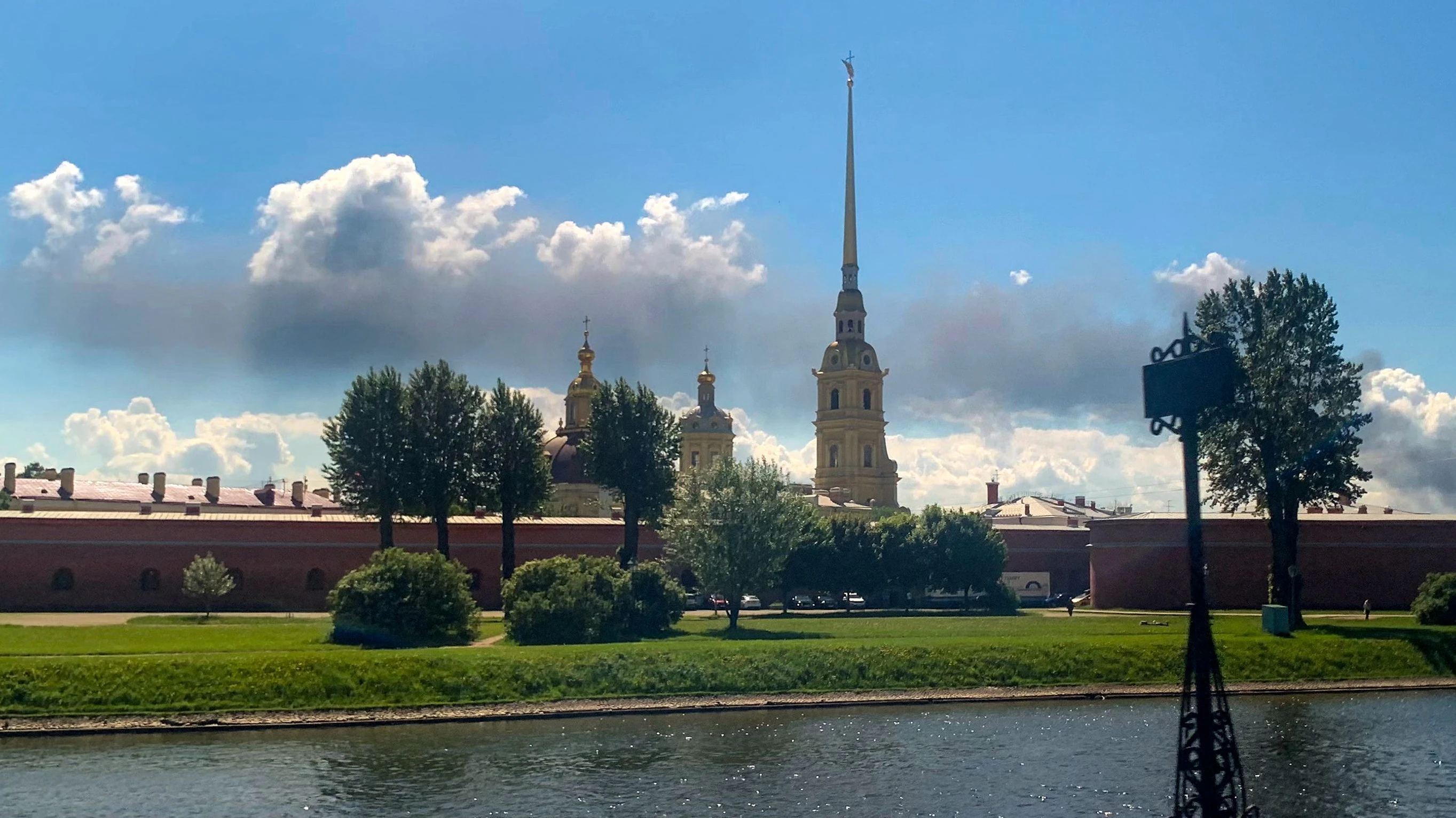 Drohnen-Angriff auf St. Petersburg – Hunderte Drohnen über Russland.