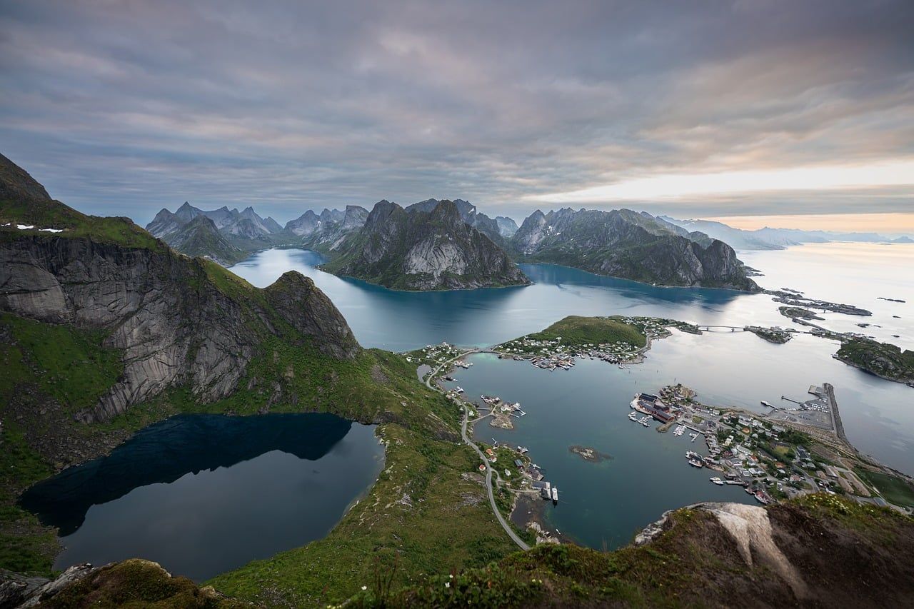 Norwegische Fjord-Berglandschaft - Lofoten-Inseln