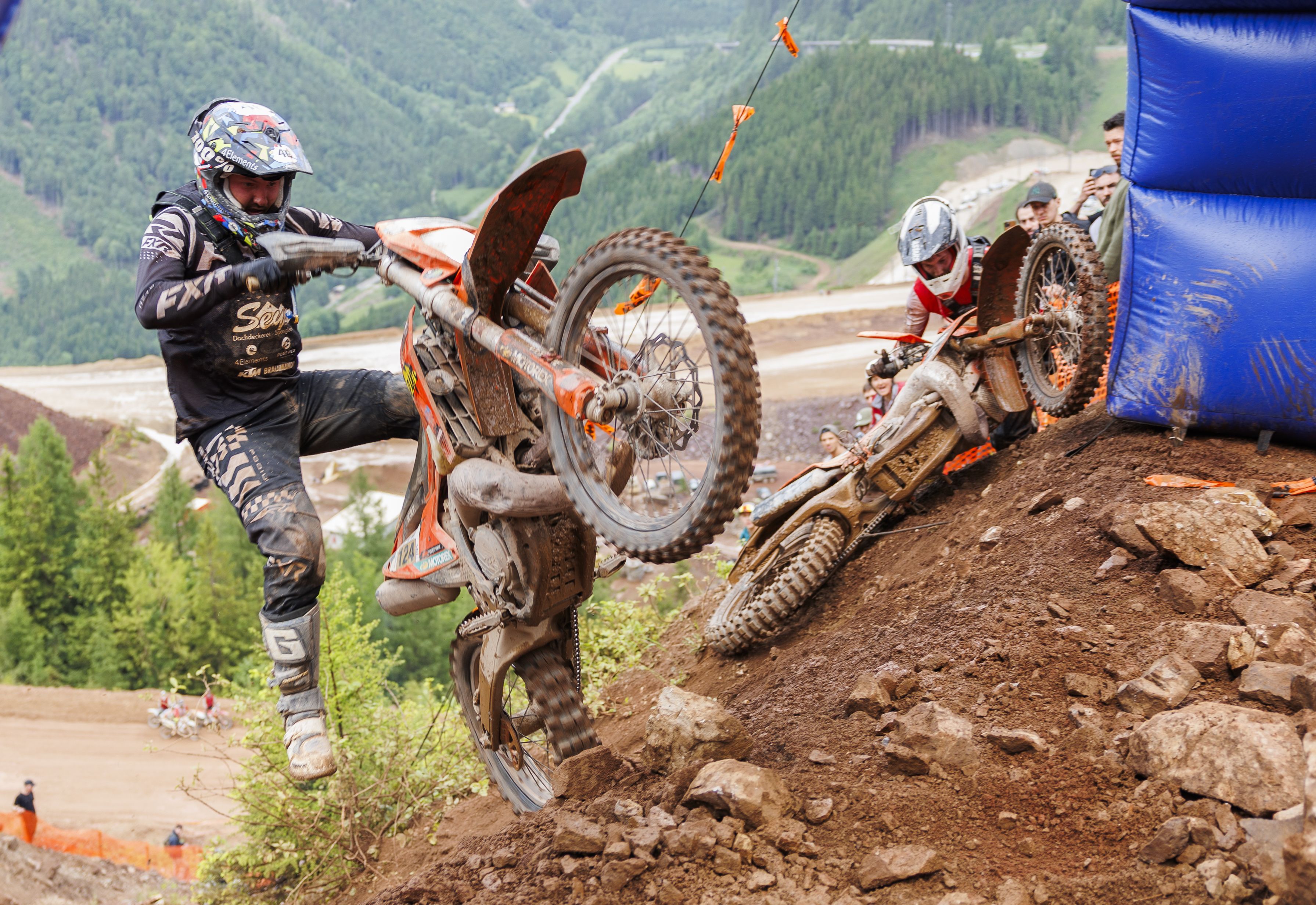 Heute.at - KTM dominiert am Erzberg mit Dreifachsieg