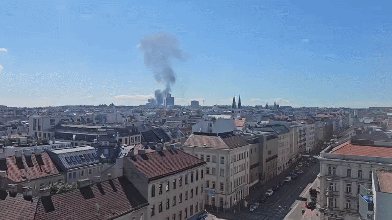 Heute.at - Rauchsäule über Wien! Brand auf Baustelle in Favoriten
