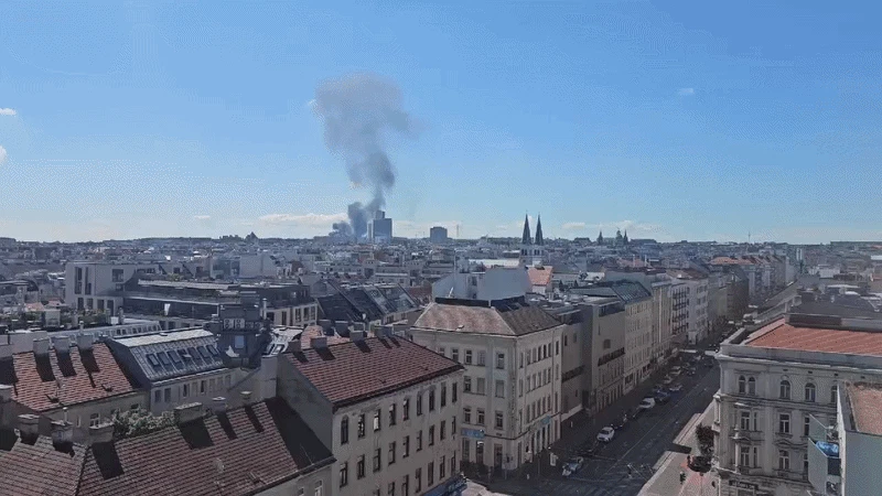 Heute.at - Rauchsäule über Wien! Brand auf Baustelle in Favoriten