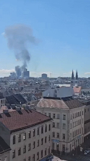 Brand Wien-Favoriten: Starke Rauchentwicklung nach Feuer auf Baustelle am Samstag. Berufsfeuerwehr im Einsatz, keine Verletzten gemeldet.