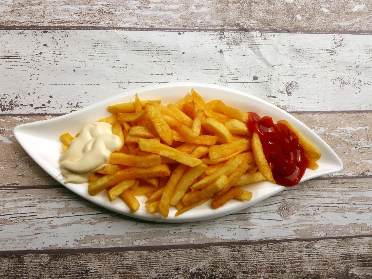 Knusprige Fritten mit Mayonnaise und Erdnusssoße