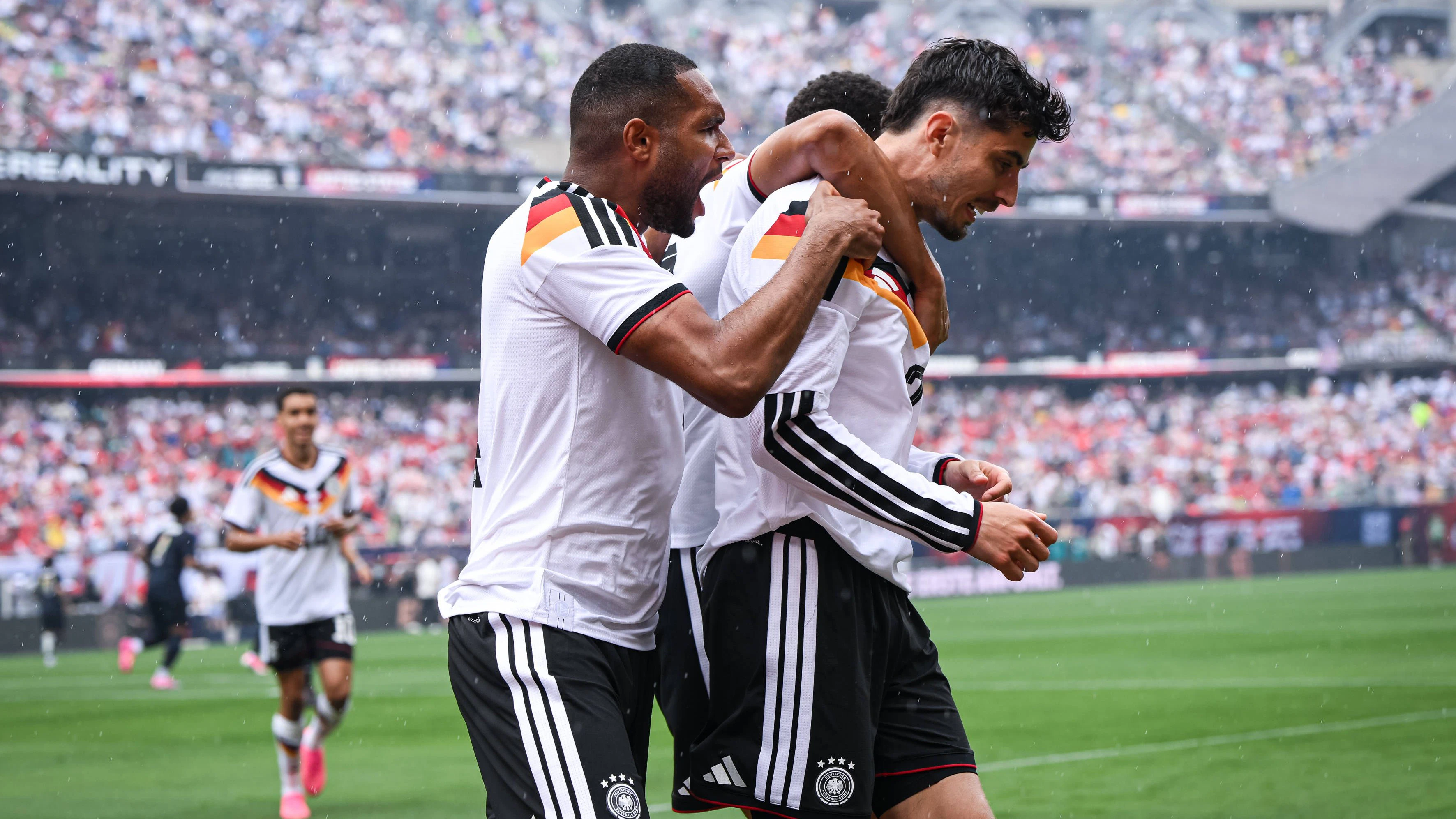 Fussball WM 2026 Testspiel im Chicago 06.06.2026 USA - Deutschland JUBEL Deutschland Jonathan Tah li umarmt Torschuetze zum 0-1 Kai Havertz re *** Soccer World Cup 2026 test match in Chicago 06 06 2026 USA Germany CHEERS Germany Jonathan Tah left hugs goal scorer for 0 1 Kai Havertz right