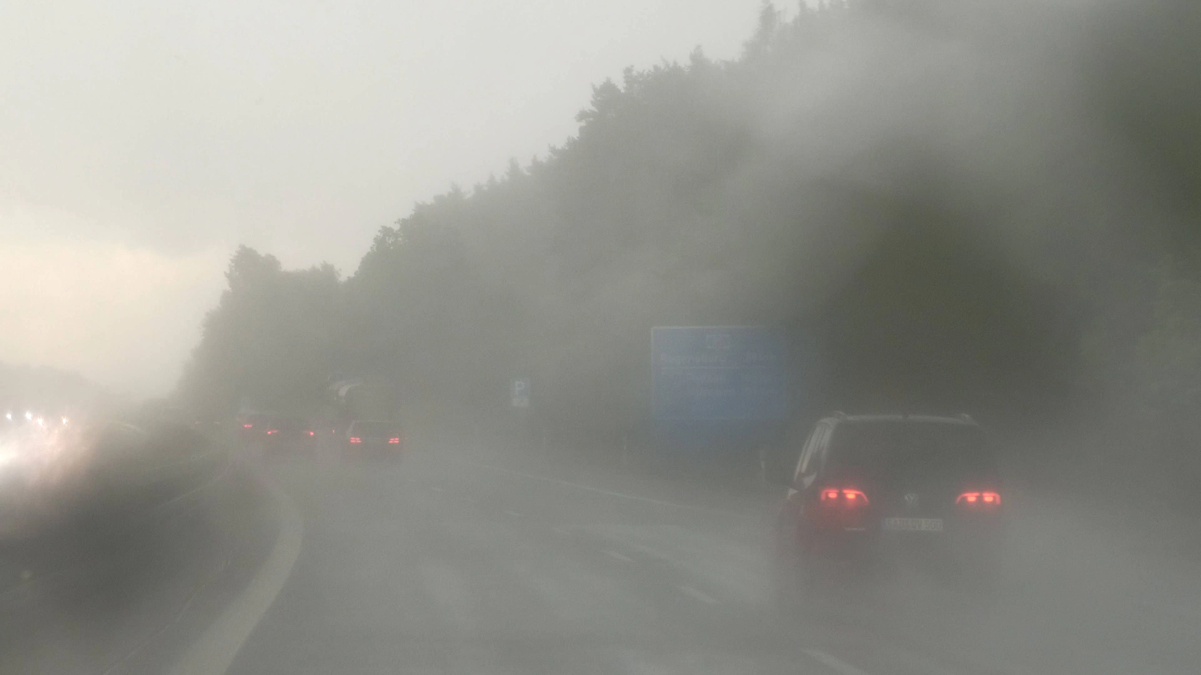 Ein Gewitter zieht am Samstag über Österreich.