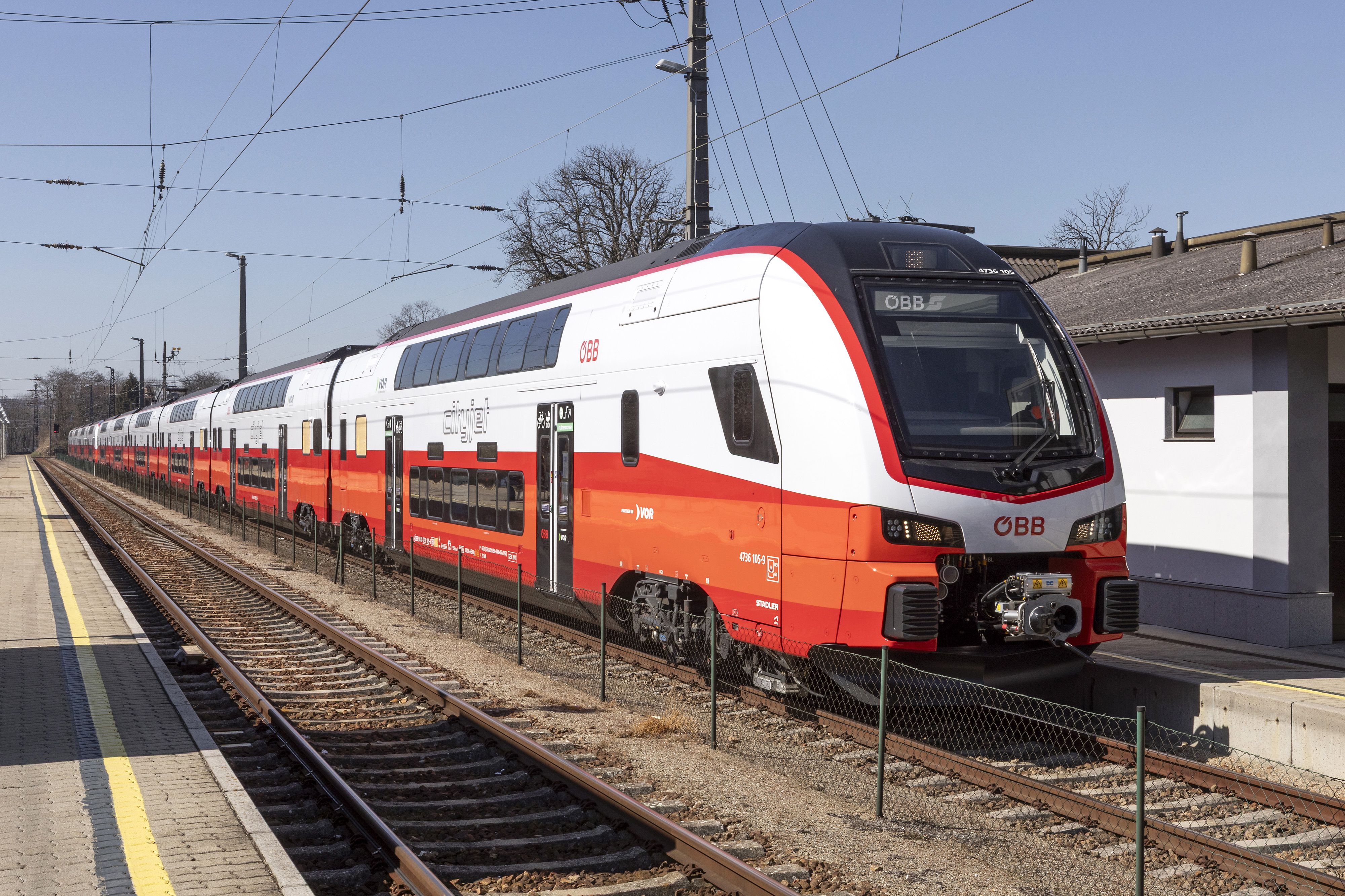 Ersten Informationen zufolge kollidierte ein Zug der Franz-Josefs-Bahn mit einem Pkw.