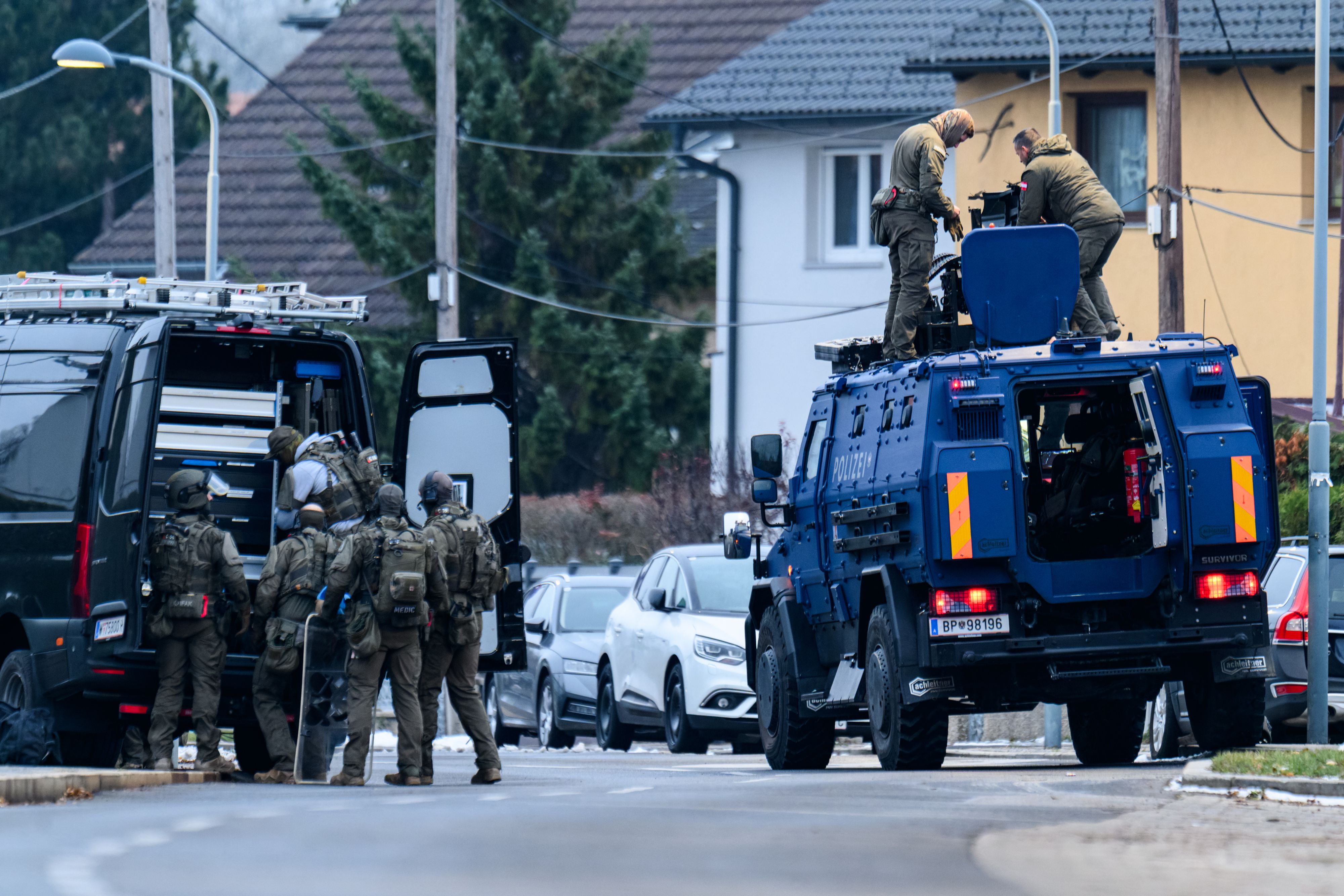 Zwei Männer (33, 42) drangen am Freitag gewaltsam in eine Wohnung in Graz ein. Der Bewohner entdeckte sie, griff zu einer Waffe und drückte ab.