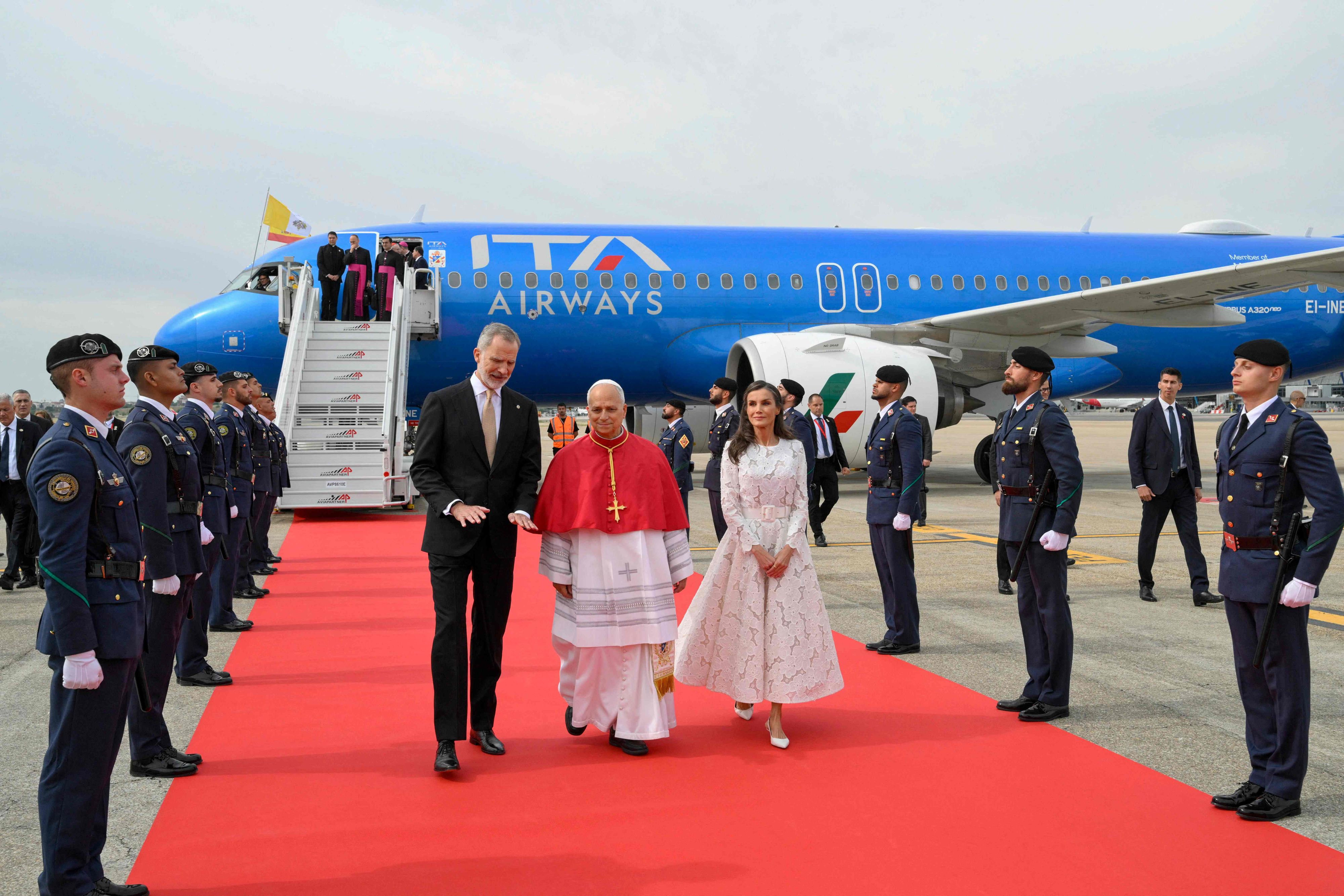 Papst Leo XIV. bei seiner Ankunft in Spanien. Er wurde von König Felipe VI. und Königin Letizia empfangen.