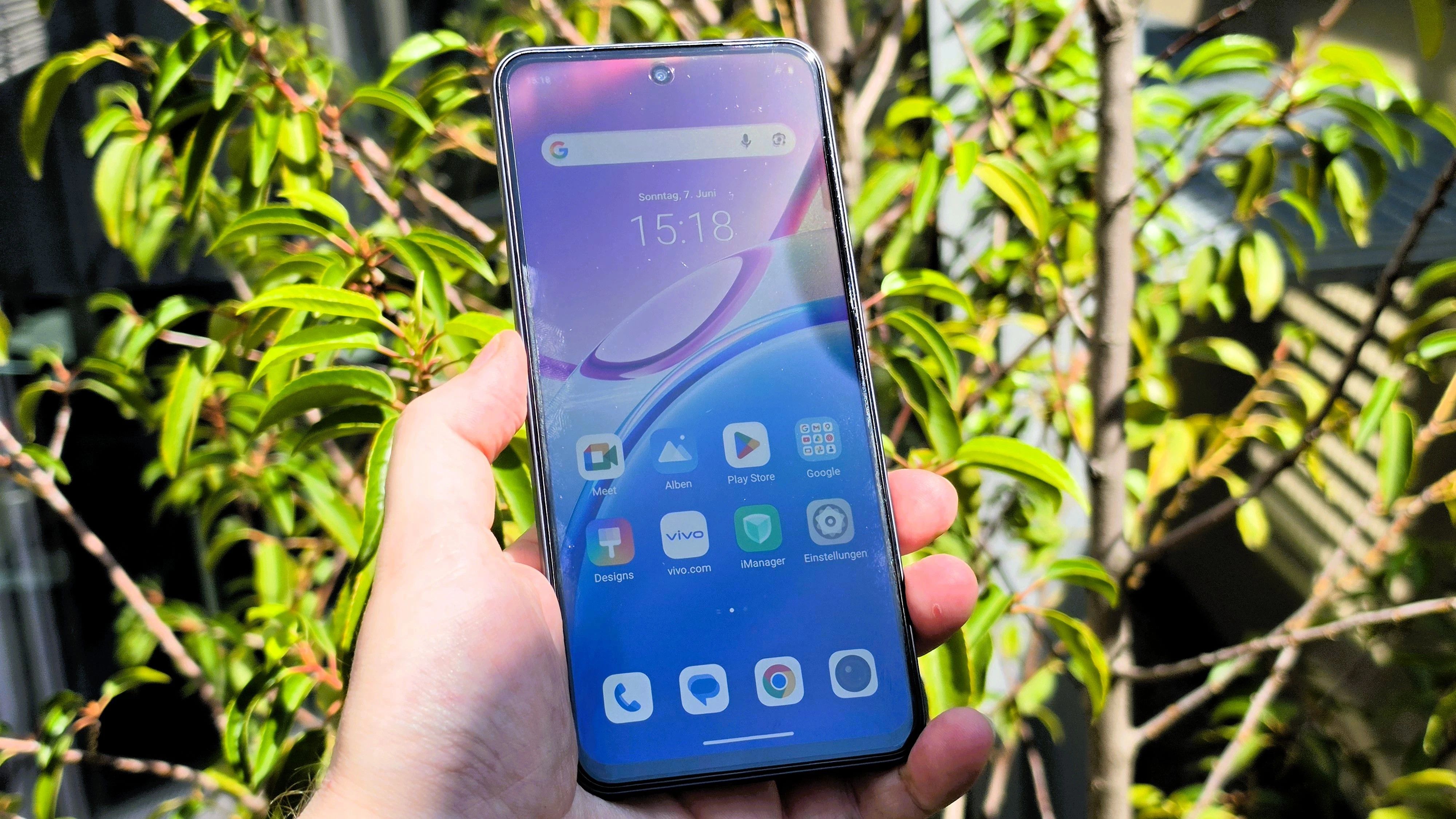 Das 6,72 Zoll Display bietet eine Bildwiederholrate von 120 Hertz und ist mit bis zu 1.050 Nits auch im Freien gut ablesbar.