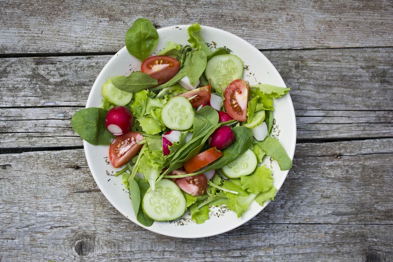 Frischer Salat mit Gemüse