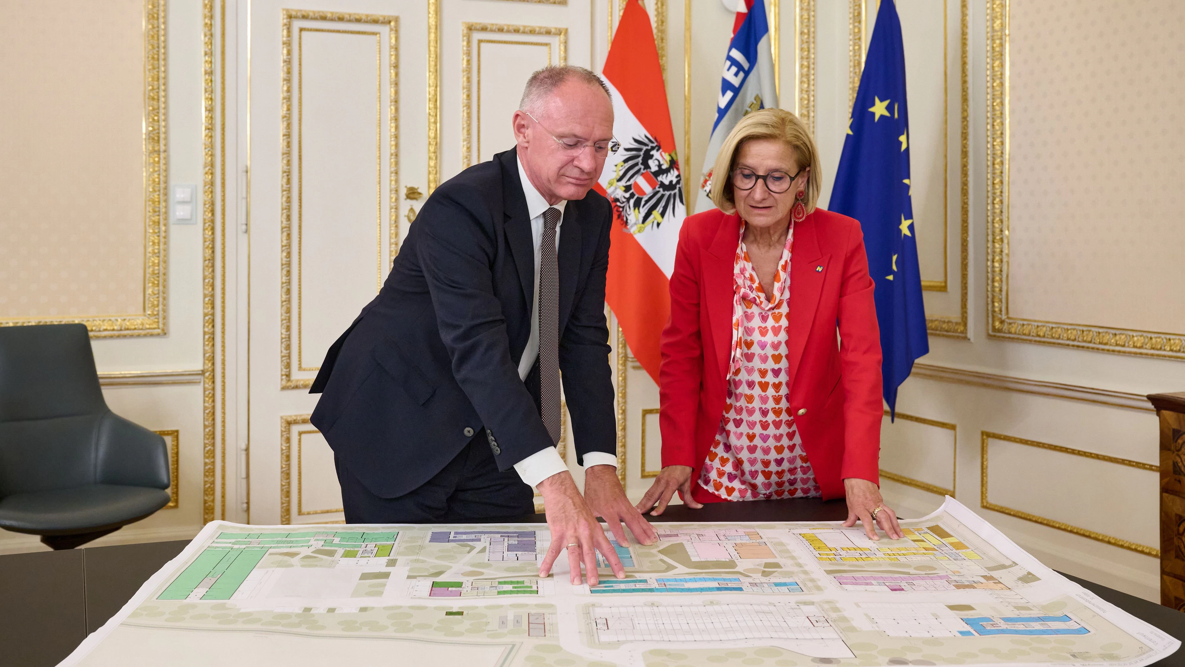 Landeshauptfrau Johanna Mikl-Leitner und Minister Gerhard Karner mit Plänen für das neue Polizeisicherheitszentrum.