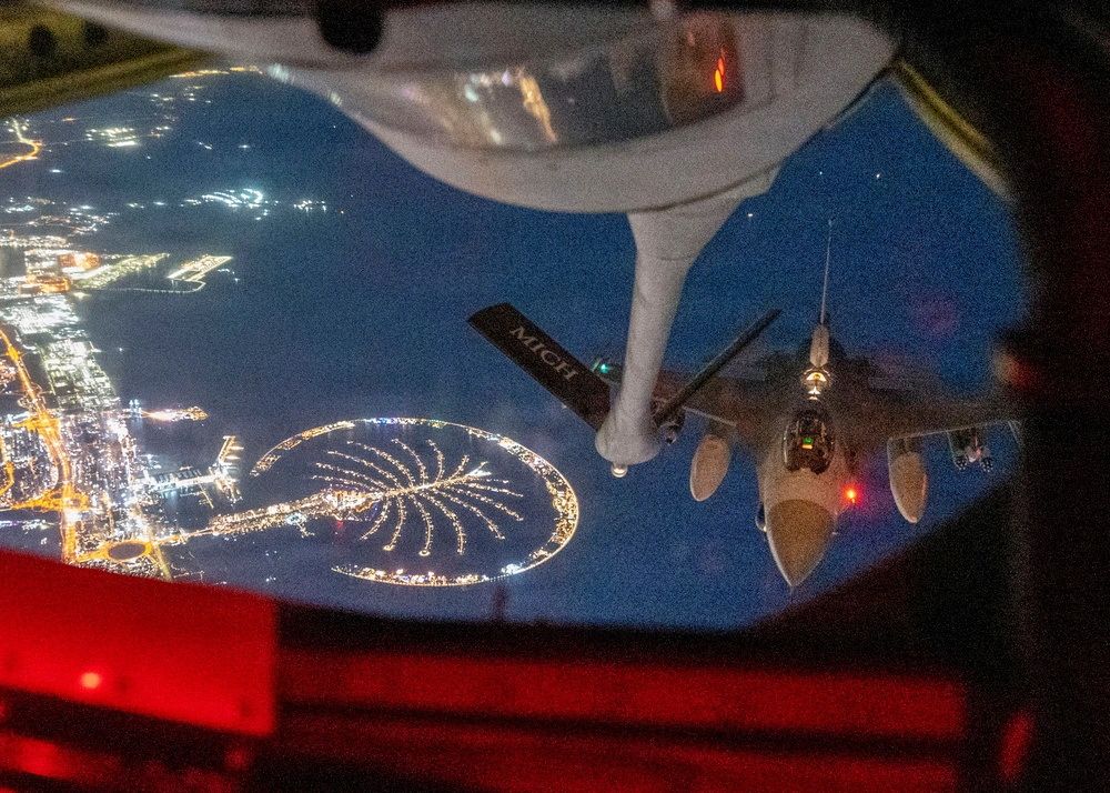 Eine F-16 Fighting Falcon der US-Luftwaffe bereitet sich im Verantwortungsbereich des US Central Command auf die Betankung durch eine KC-135 Stratotanker der US-Luftwaffe vor.