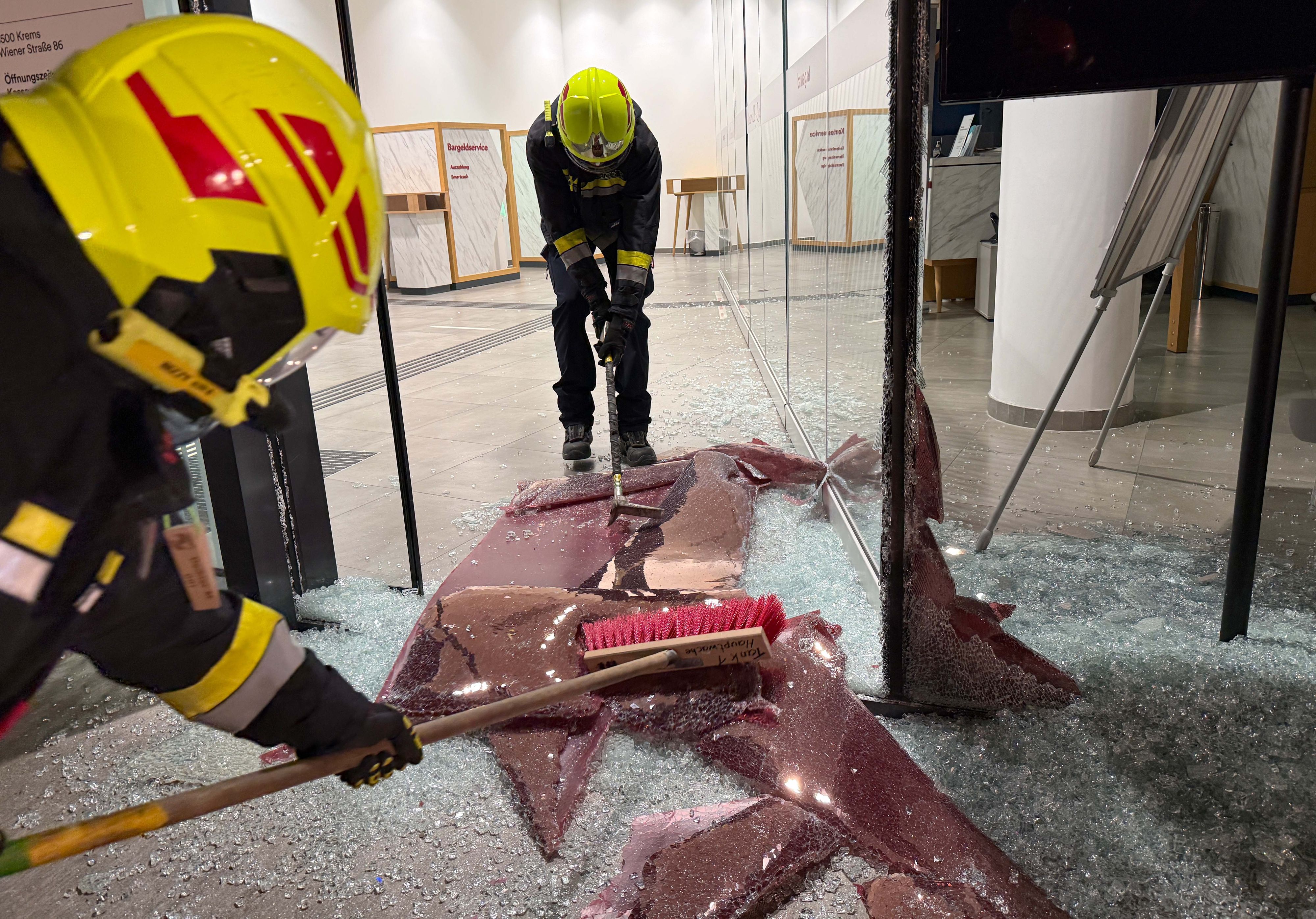 Eine Lenkerin krachte mit ihrem Pkw in Krems in eine Bankfil