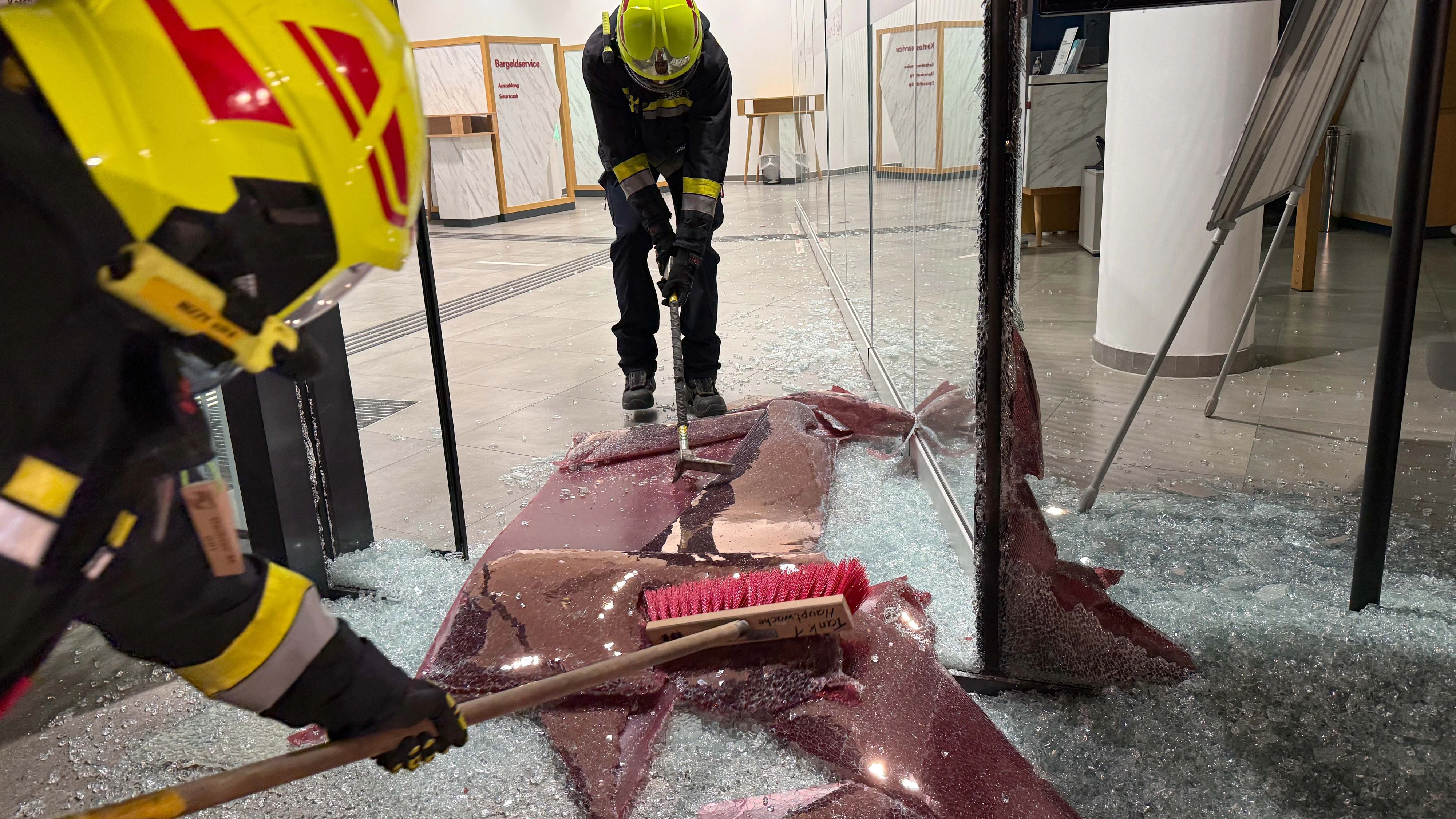 Spektakulärer Unfall: Auto kracht in Bankfiliale