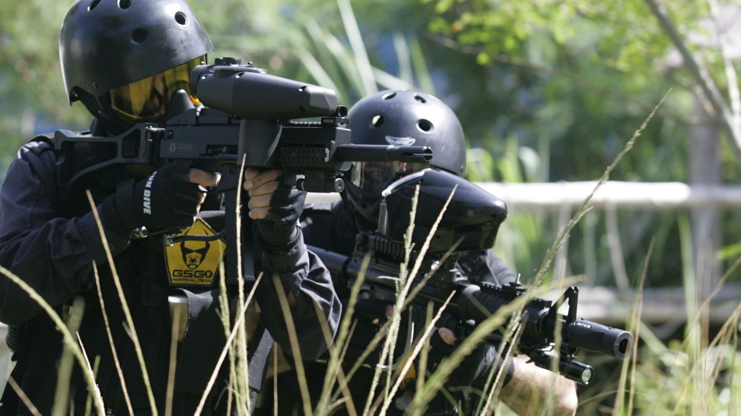 Members of GSG9 paintball team take up positions during a training session in Rio de Janeiro March 2, 2008. The GSG9 paintball team was created a year ago by fanatics of the sport that named themselves after the counter-terrorism unit of the German Federal Police.   REUTERS/Bruno Domingos (BRAZIL)