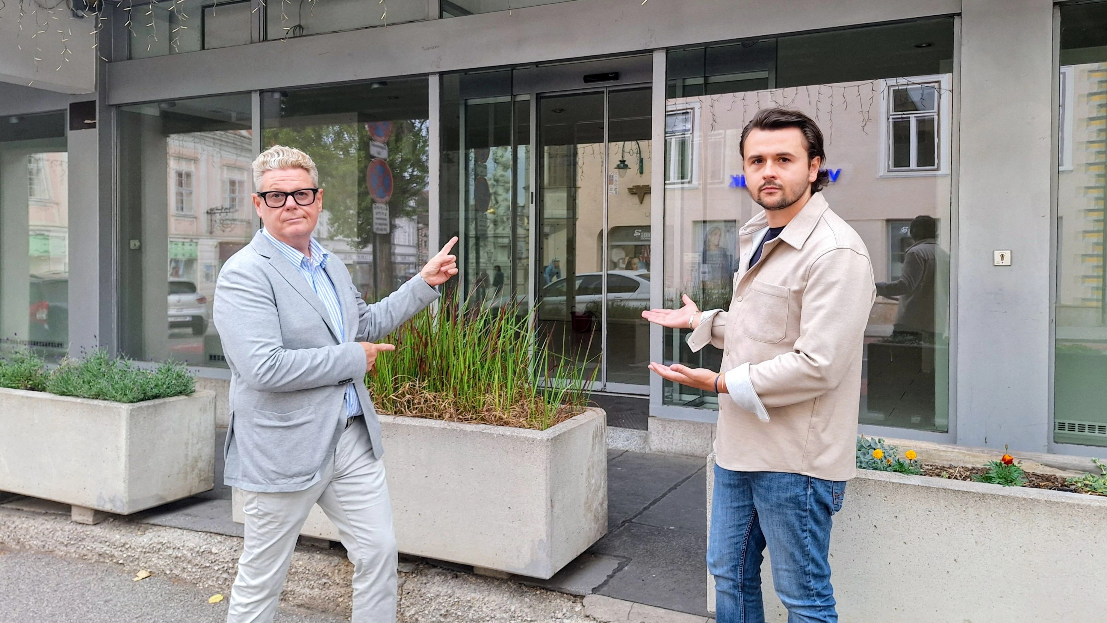 Matthias Pfeiler, WB-Obmann Mödling-Stadt, und sein Vorstandskollege, Rechtsanwalt Johannes Stephan Schriefl, vor dem leeren Geschäft des ehem. Benetton in Mödling