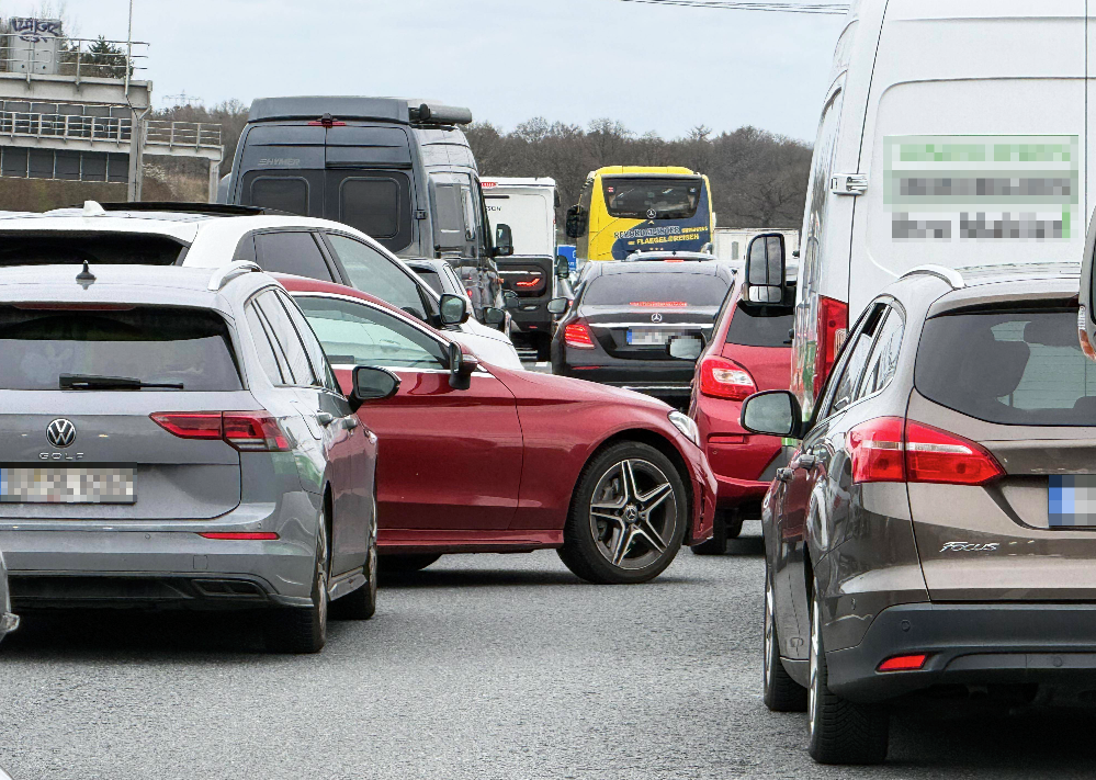 Der Stau auf der A8 reichte bis nach Österreich zurück.