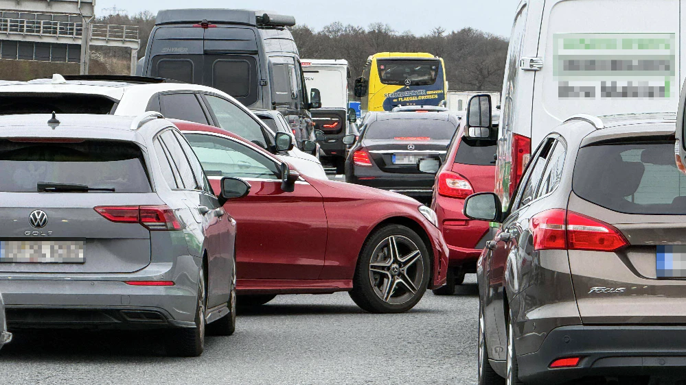 Der Stau auf der A8 reichte bis nach Österreich zurück.