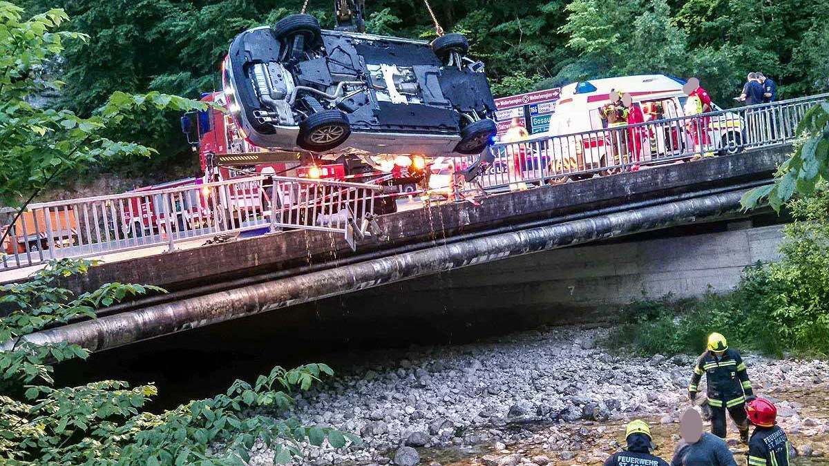 Das Wrack wurde mittels Kran des Schweren Rüstfahrzeugs der FF St. Agatha aus dem Bach geborgen. 