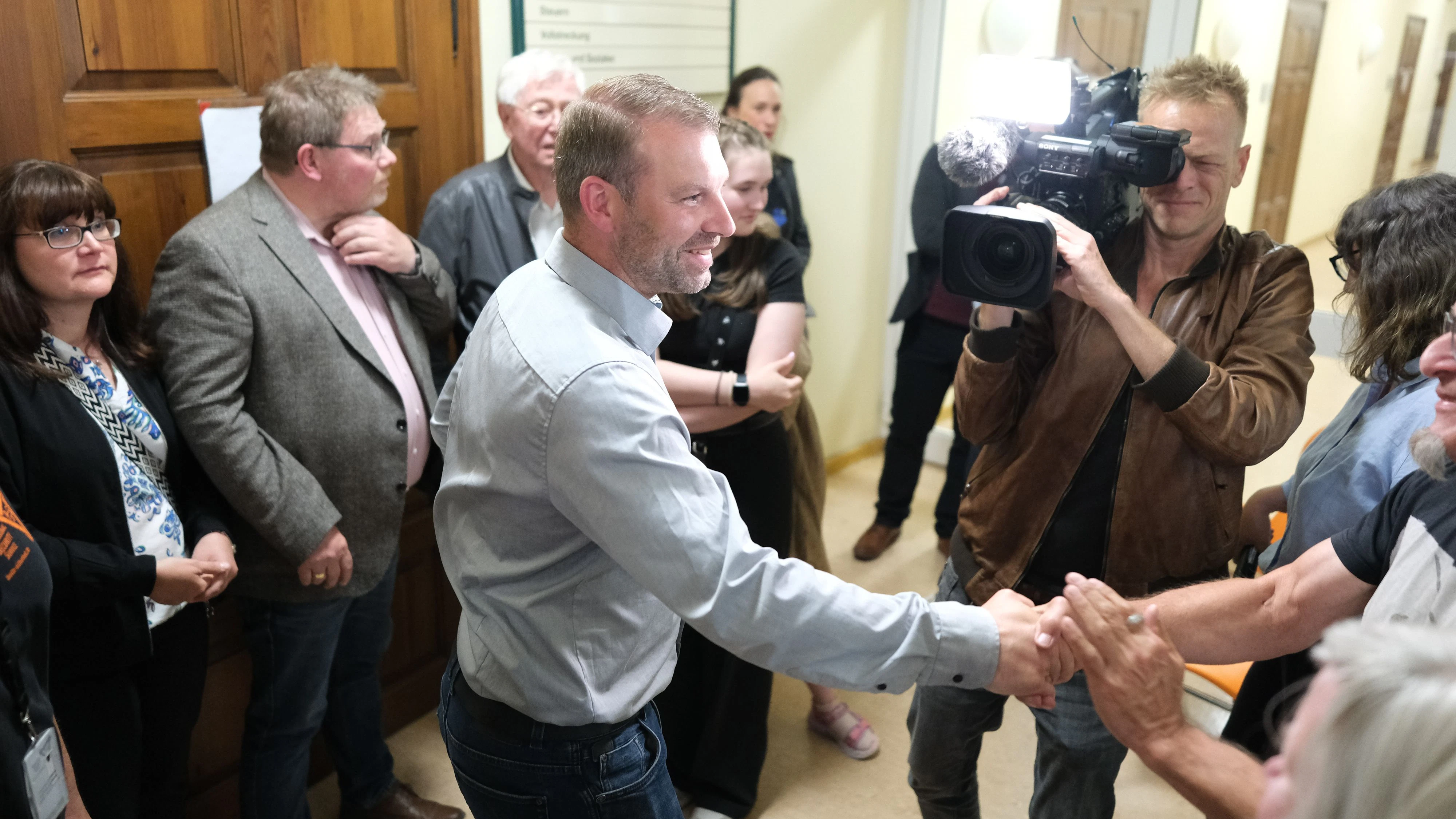 dpatop - 07 June 2026, Saxony, Aue-Bad Schlema: Marcus Hoffmann (CDU, M), candidate for mayor of Aue-Bad-Schlema, accepts congratulations. He won the second round of voting against the Free Saxony candidate. Photo: Sebastian Willnow/dpa