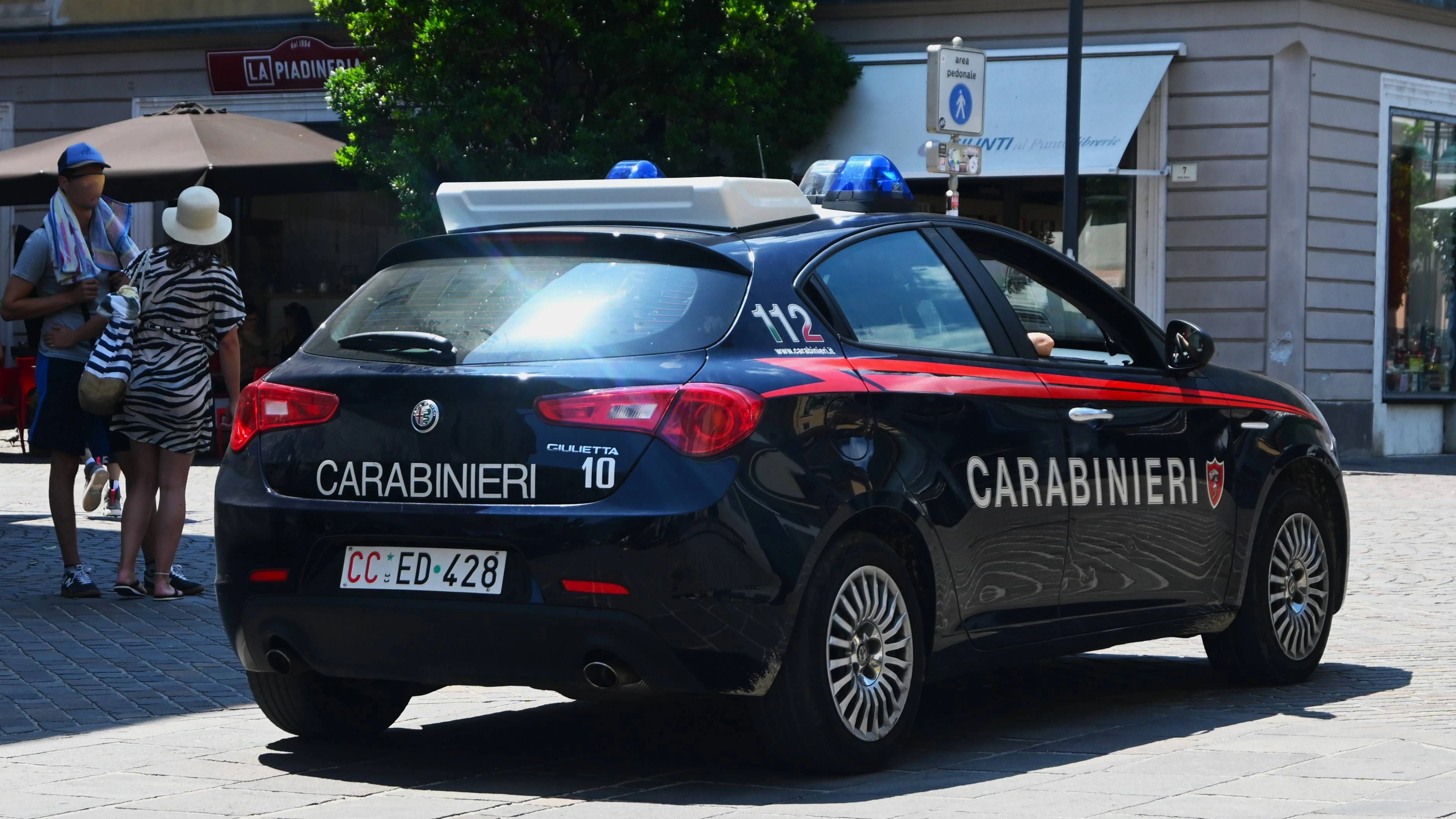 Die Carabinieri - offiziell Arma dei Carabinieri bzw Karabinier-Truppe, sind die Gendarmerie Italiens. Seit dem Jahr 2000 bilden sie in den italienischen Streitkraeften eine eigenständige Teilstreitkraft neben Heer, Marine und Luftwaffe. Sie gehören organisatorisch dem Verteidigungsministerium an, das auch den Haushalt der Carabinieri finanziert. Abseits militärischer und administrativer Belange unterstehen sie jedoch dem Innenministerium, das allen italienischen Polizeieinheiten gegenüber weisungsbefugt ist. Die Carabinieri sind wie die Guardia di Finanza militärisch gegliedert. Ihre Personalstärke liegt bei rund 110000 Männern und Frauen. Foto: Einsatzwagen von Alfa Romeo der Carabinieri, italienische Polizei in Riva del Garda am