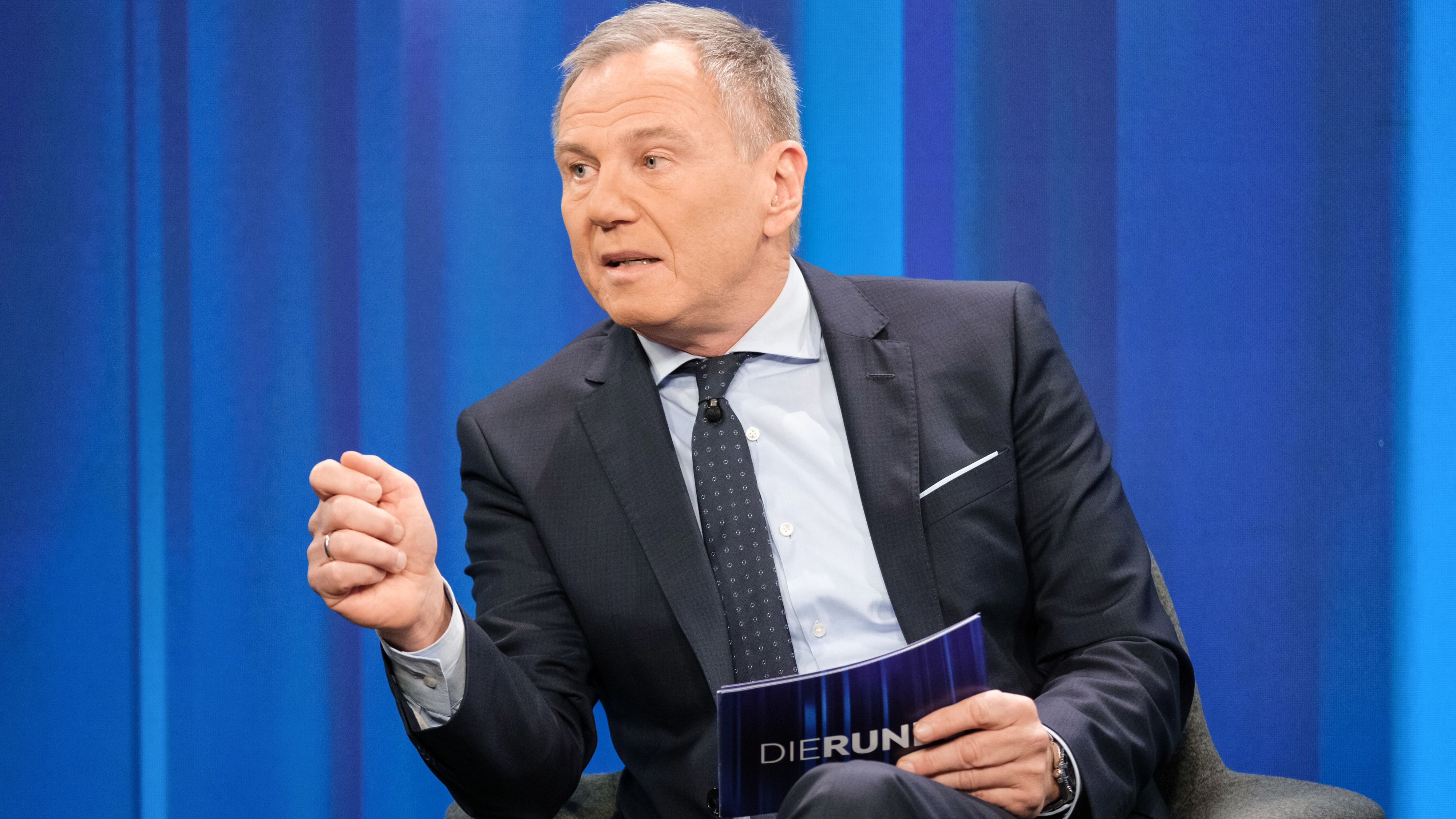 ORF-Moderator Armin Wolf attackiert in einem Posting ORF-Kandidatin Eva Schütz.