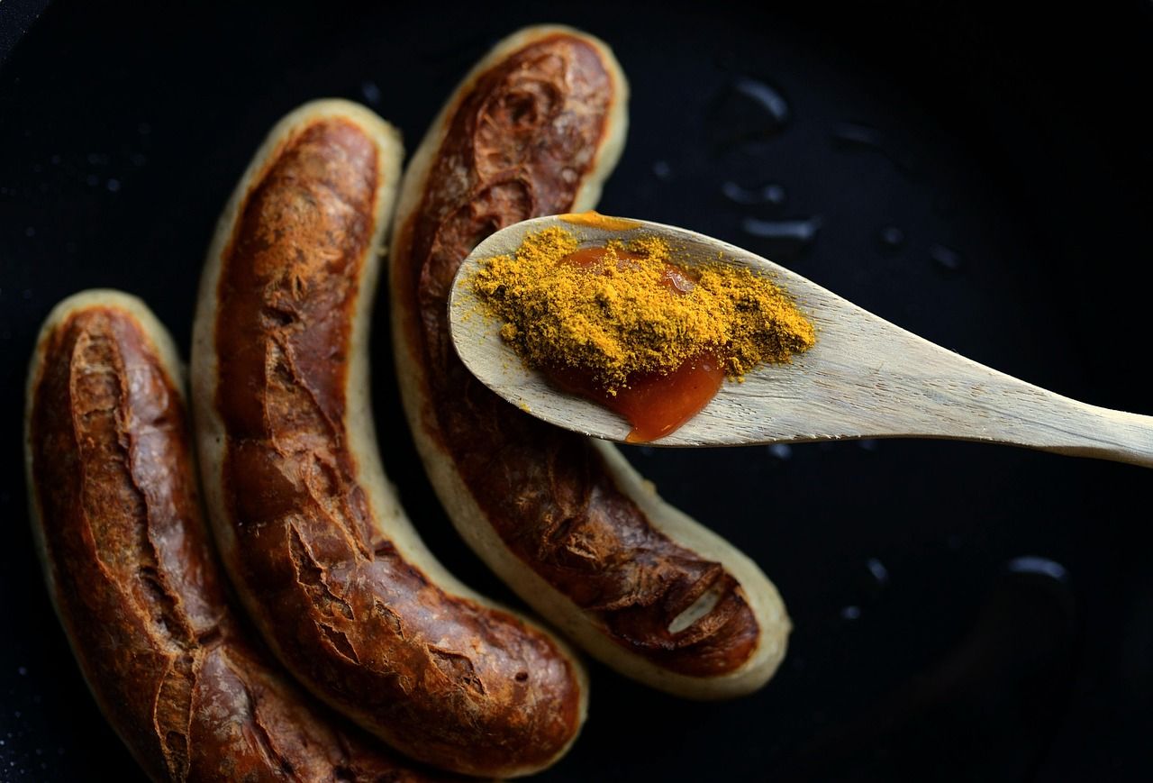 Gegrillte Würste mit Curry und Gewürzen