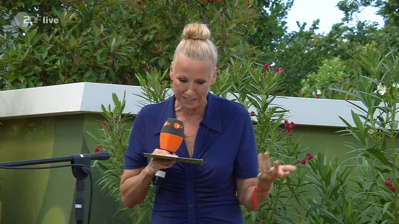 Andrea Kiewel verliert kurz die Stimme.
