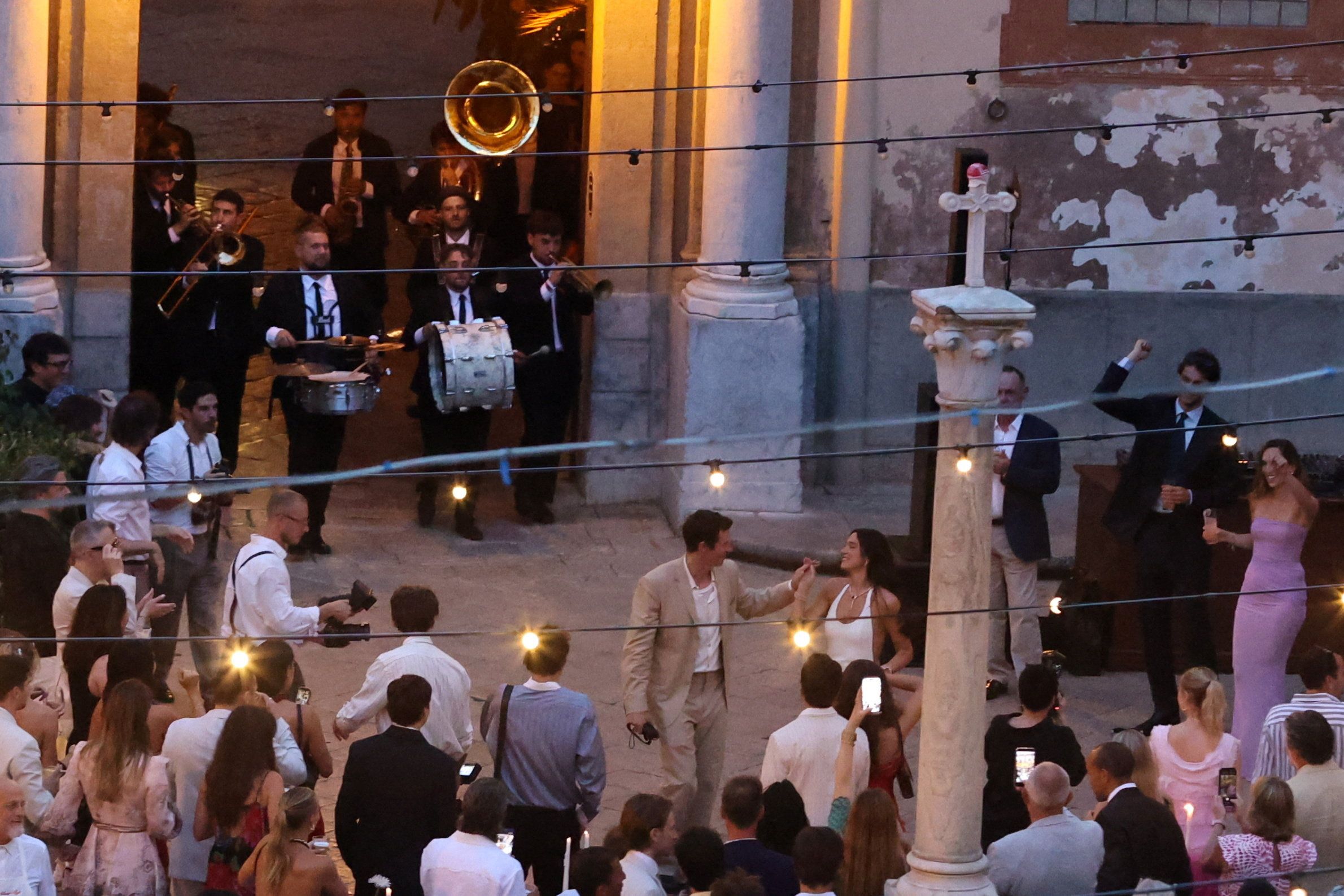 Die Sängerin Dua Lipa und der Schauspieler Callm Turner haben geheiratet.