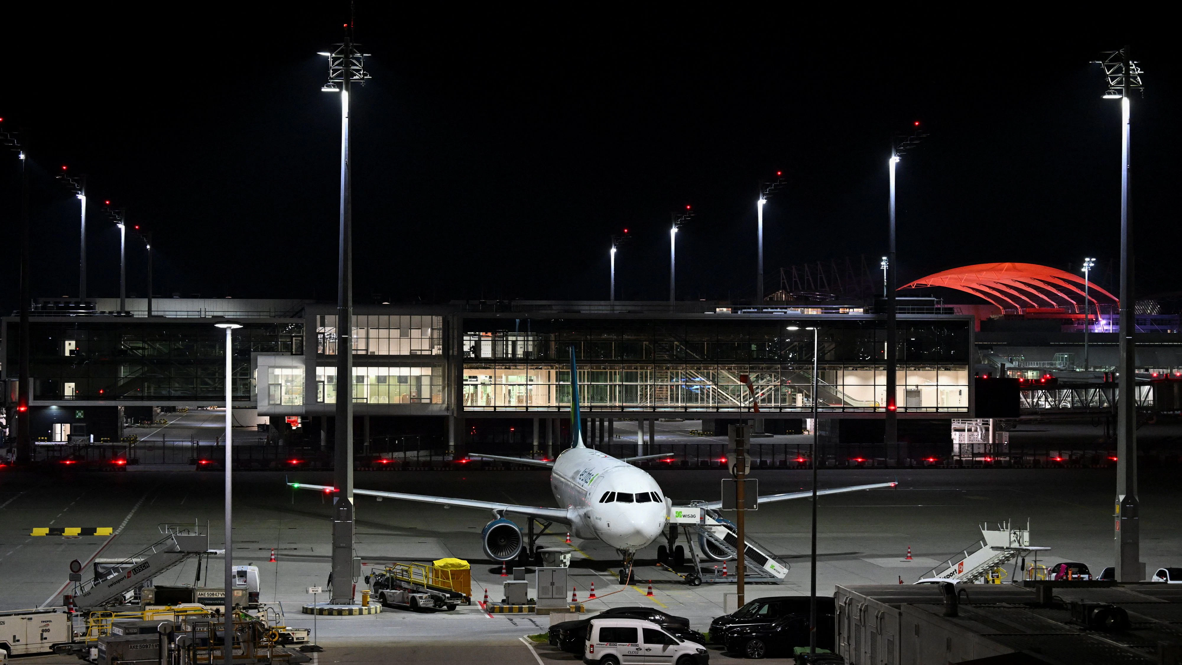 Heute.at - Münchner Flughafen stoppt Betrieb wegen Brandgeruchs