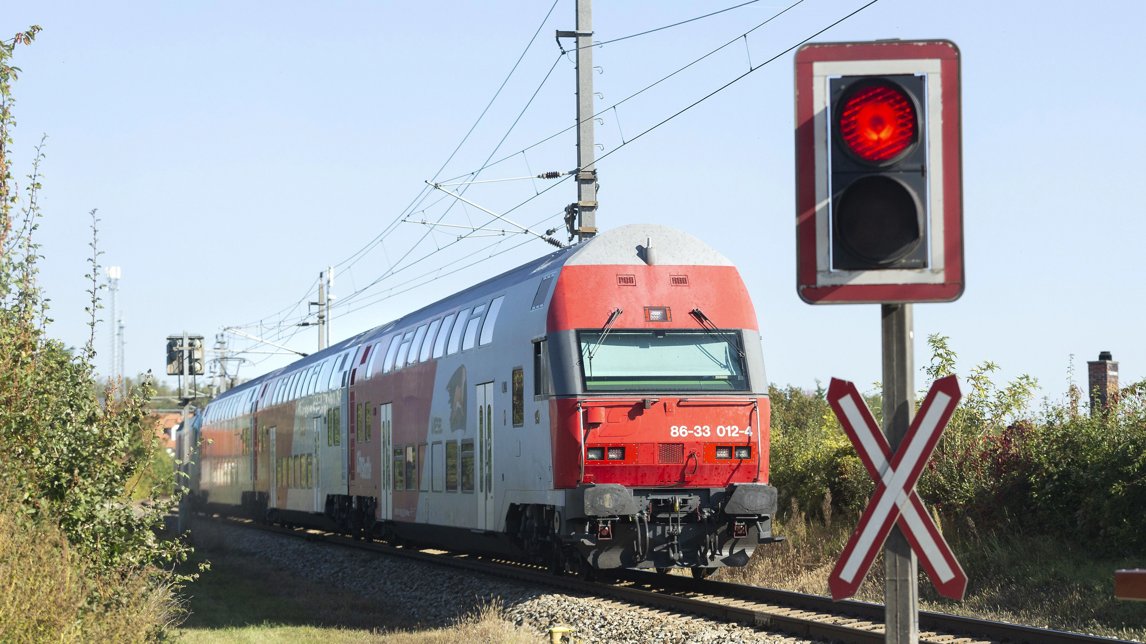 Ersten Informationen zufolge kollidierte ein Zug der Franz-Josefs-Bahn mit einem Pkw.