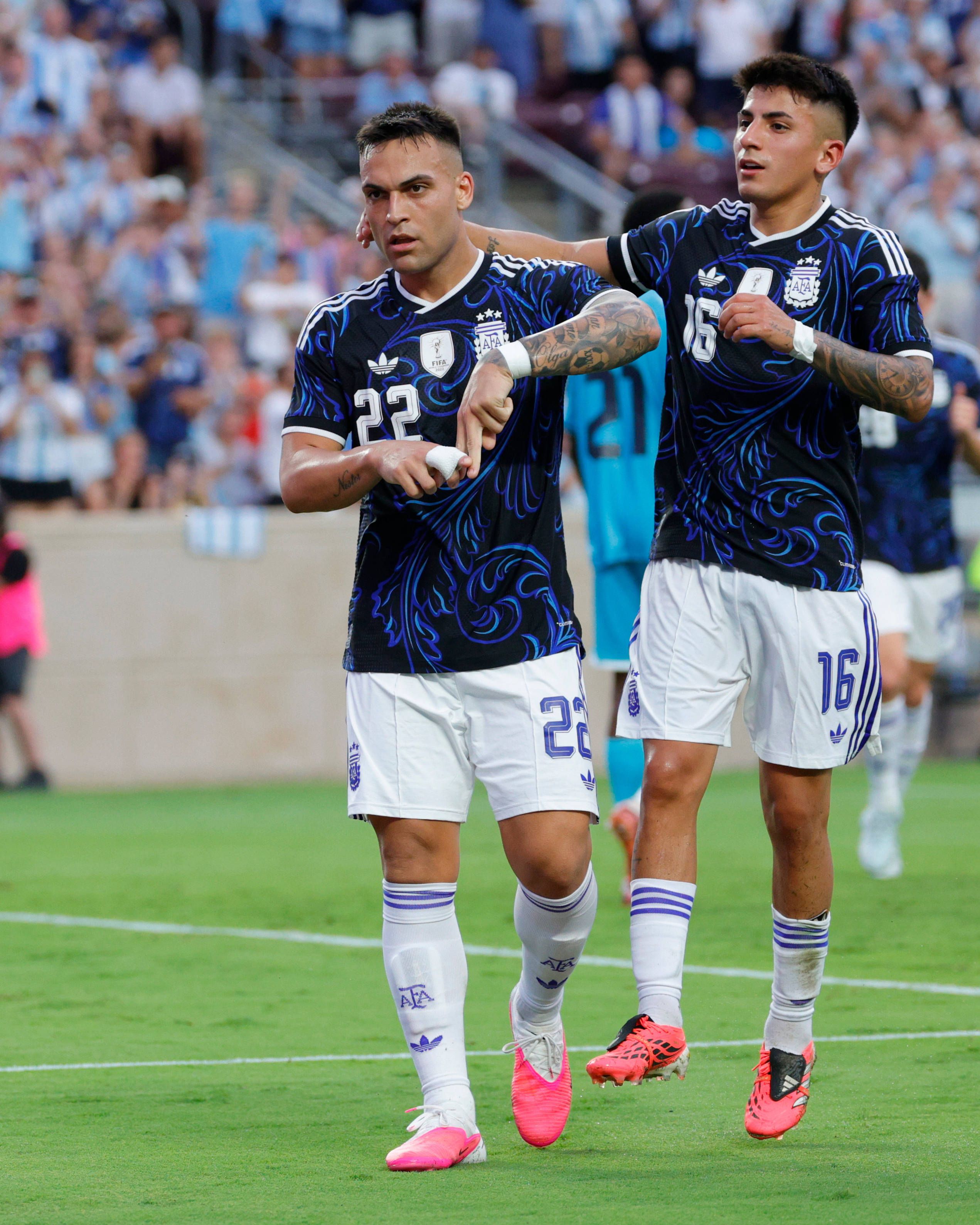 Lautaro Martinez (l.) zeigte eine bärenstarke Leistung.