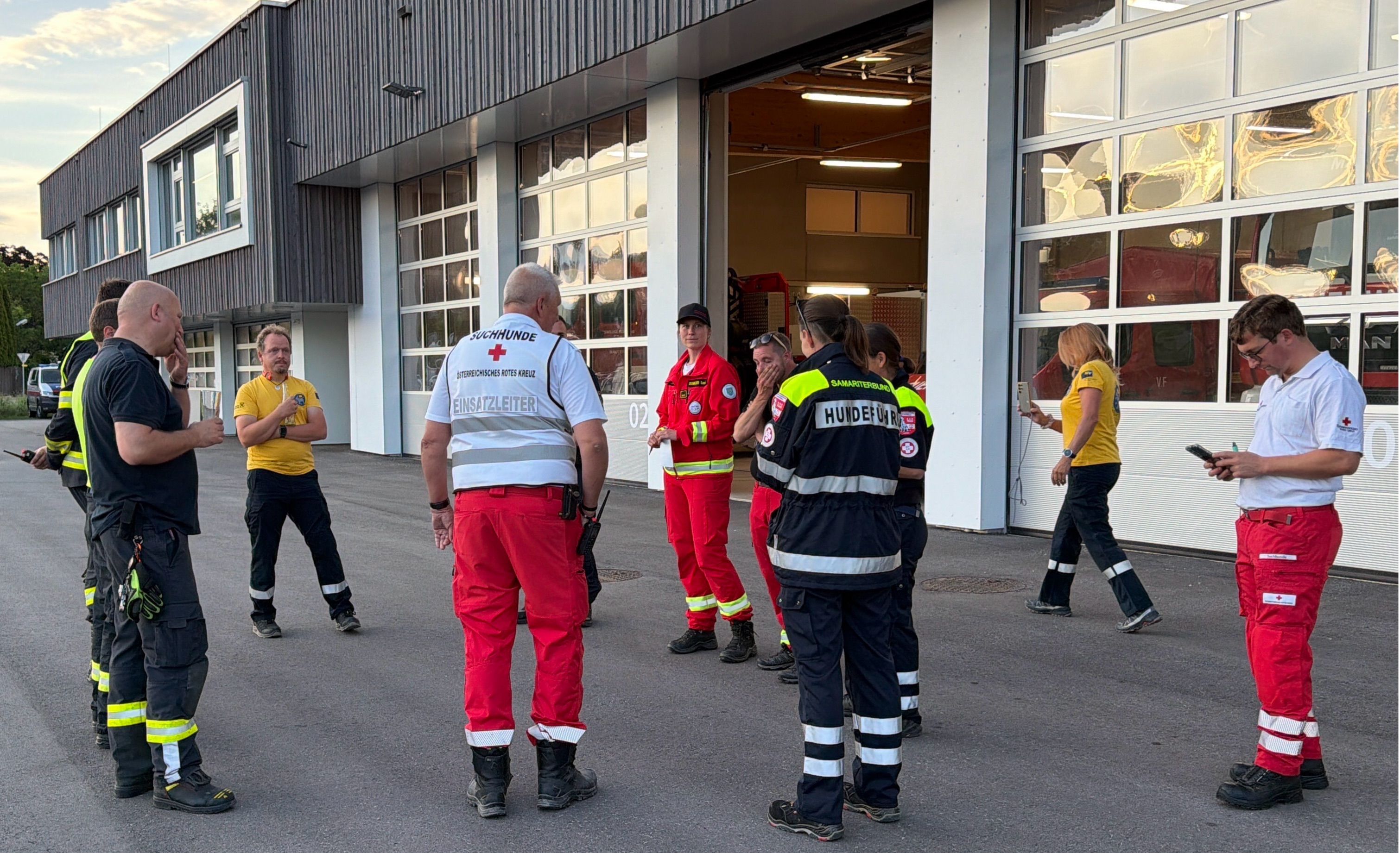 Feuerwehr, Polizei und fünf Rettungshundestaffeln rückten am