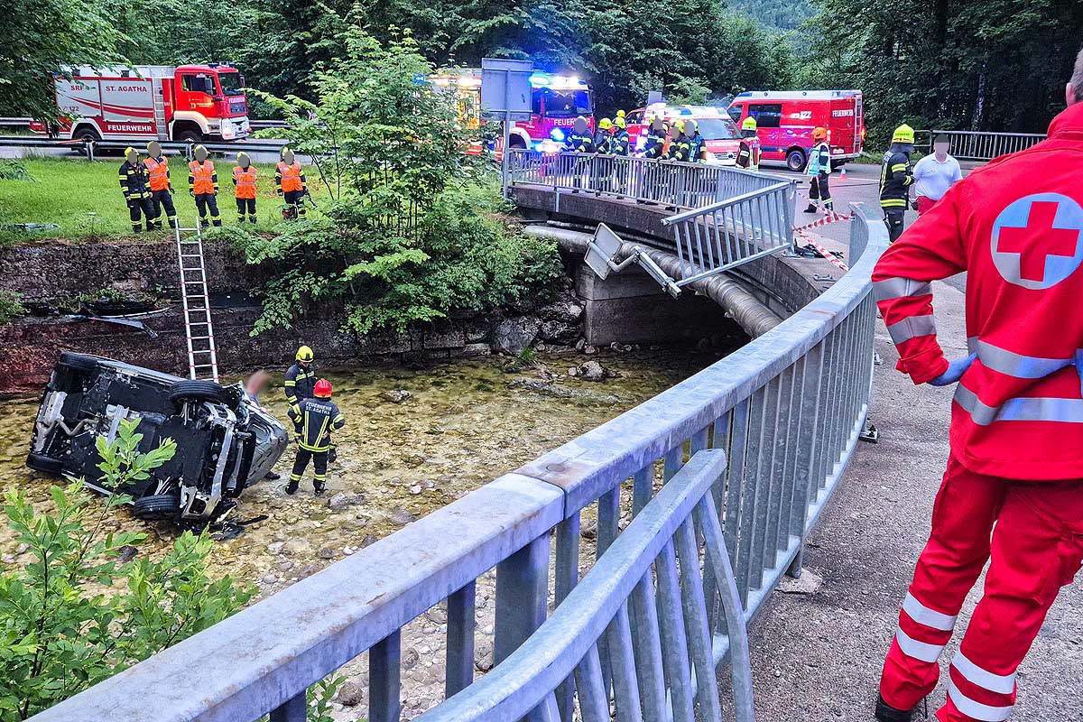 Ein Pkw durchschlug am Samstagabend im Bezirk Gmunden ein Br