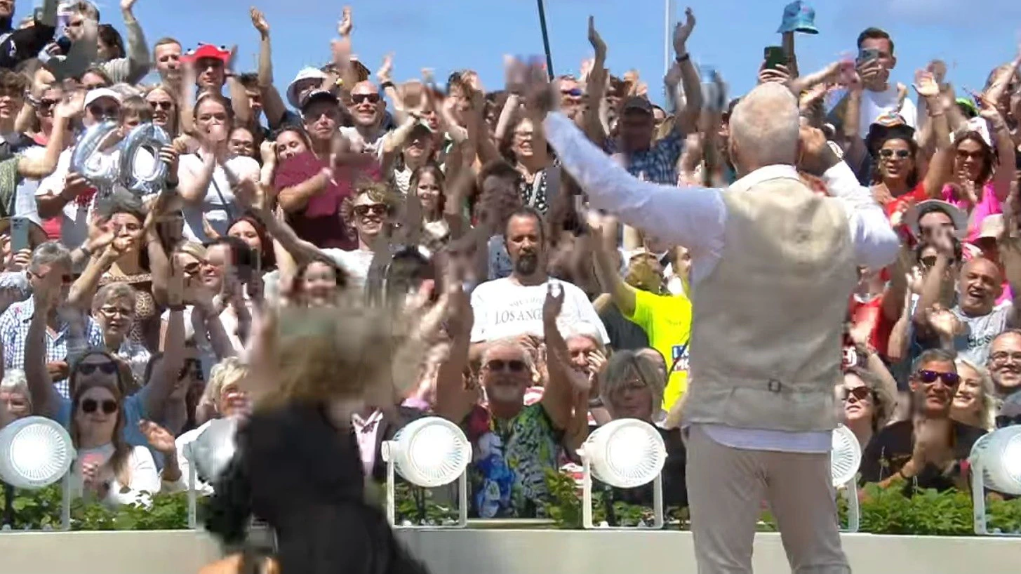 Heute.at - Live im Fernsehgarten: Sängerin stürzt von Bühne