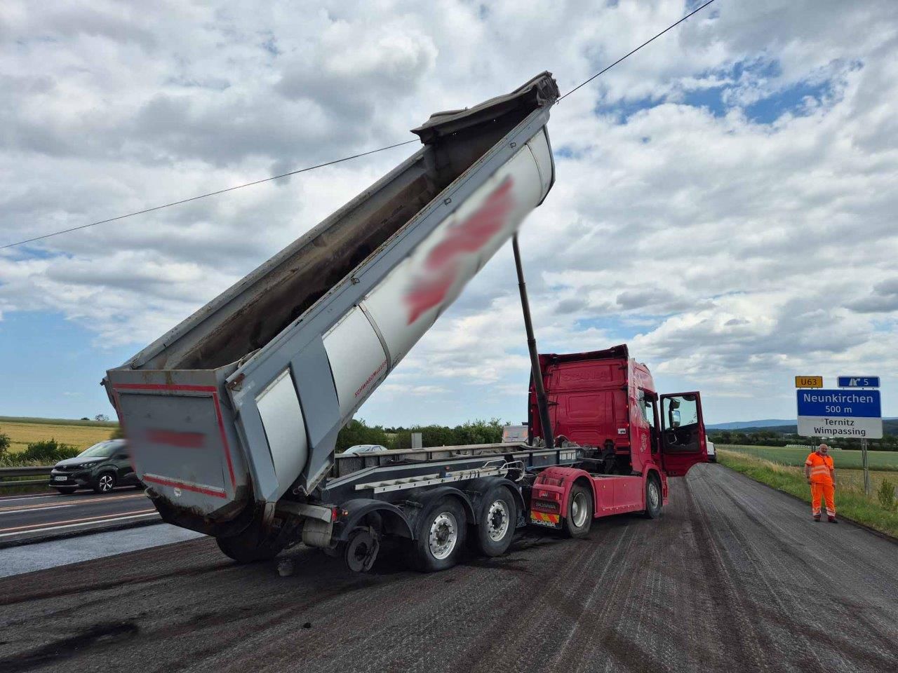 Lkw-Sattelmulde gerät in Hochspannungsleitung