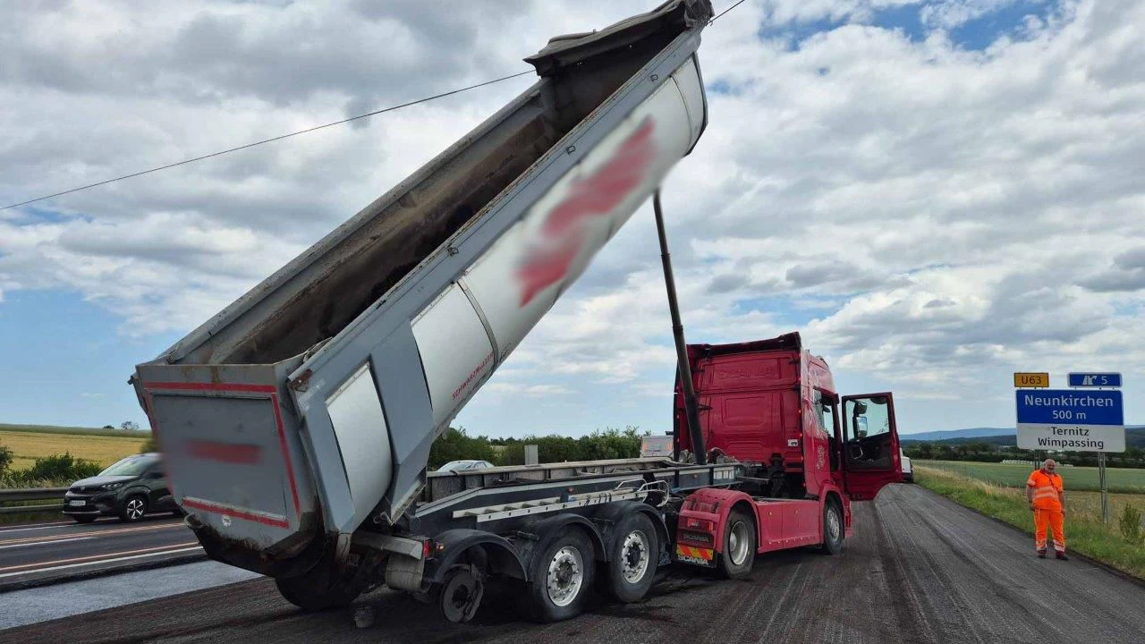Lkw-Sattelmulde gerät in Hochspannungsleitung