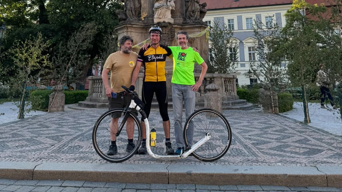 Pavel Pfeifer (Support), Ivan Urban (Sieger) und Guido Pfeiffermann (Organisator) nach dem Rennen. 