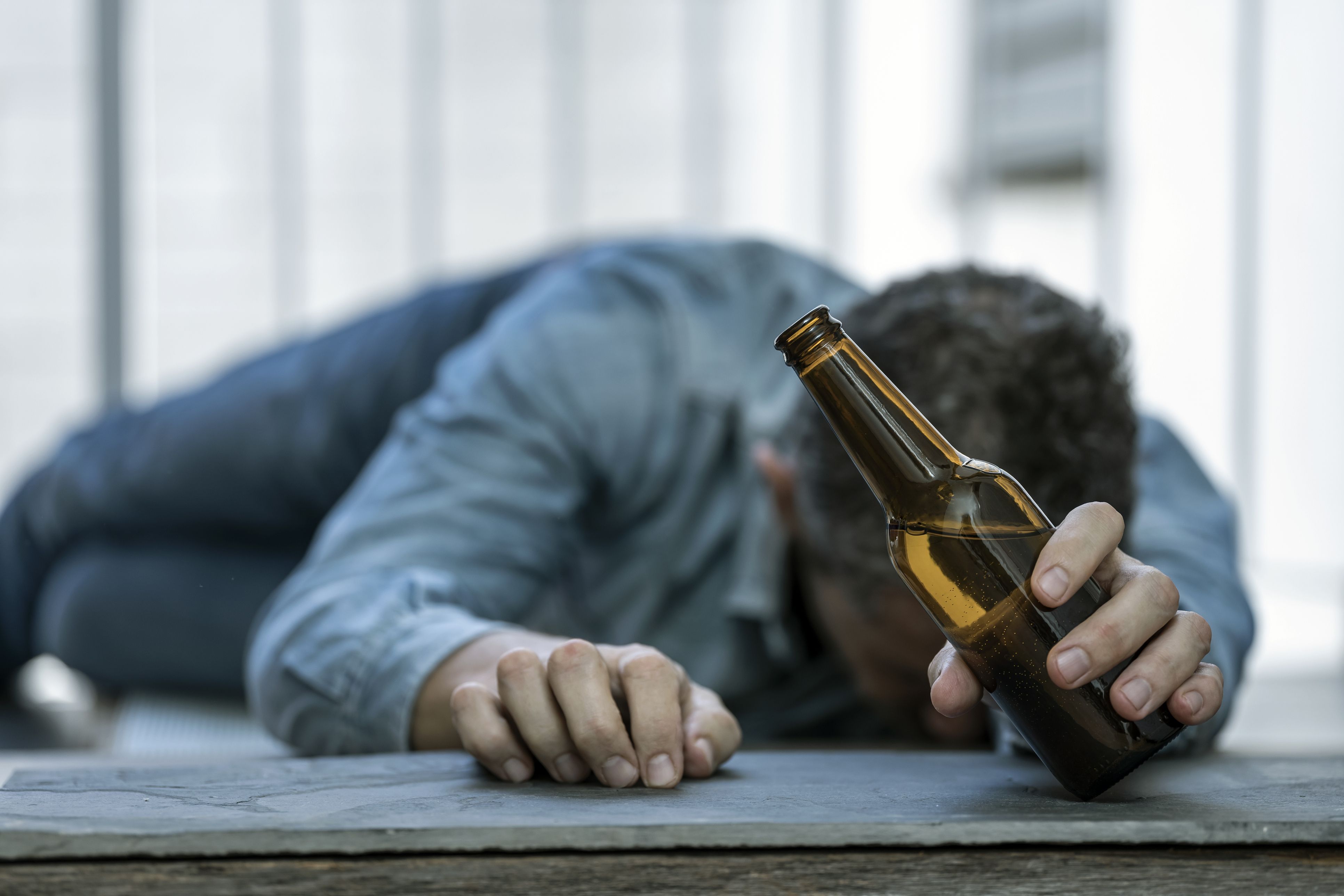 Ein Mann lag vor dem Bahnhof in Trier am Boden und rief um H