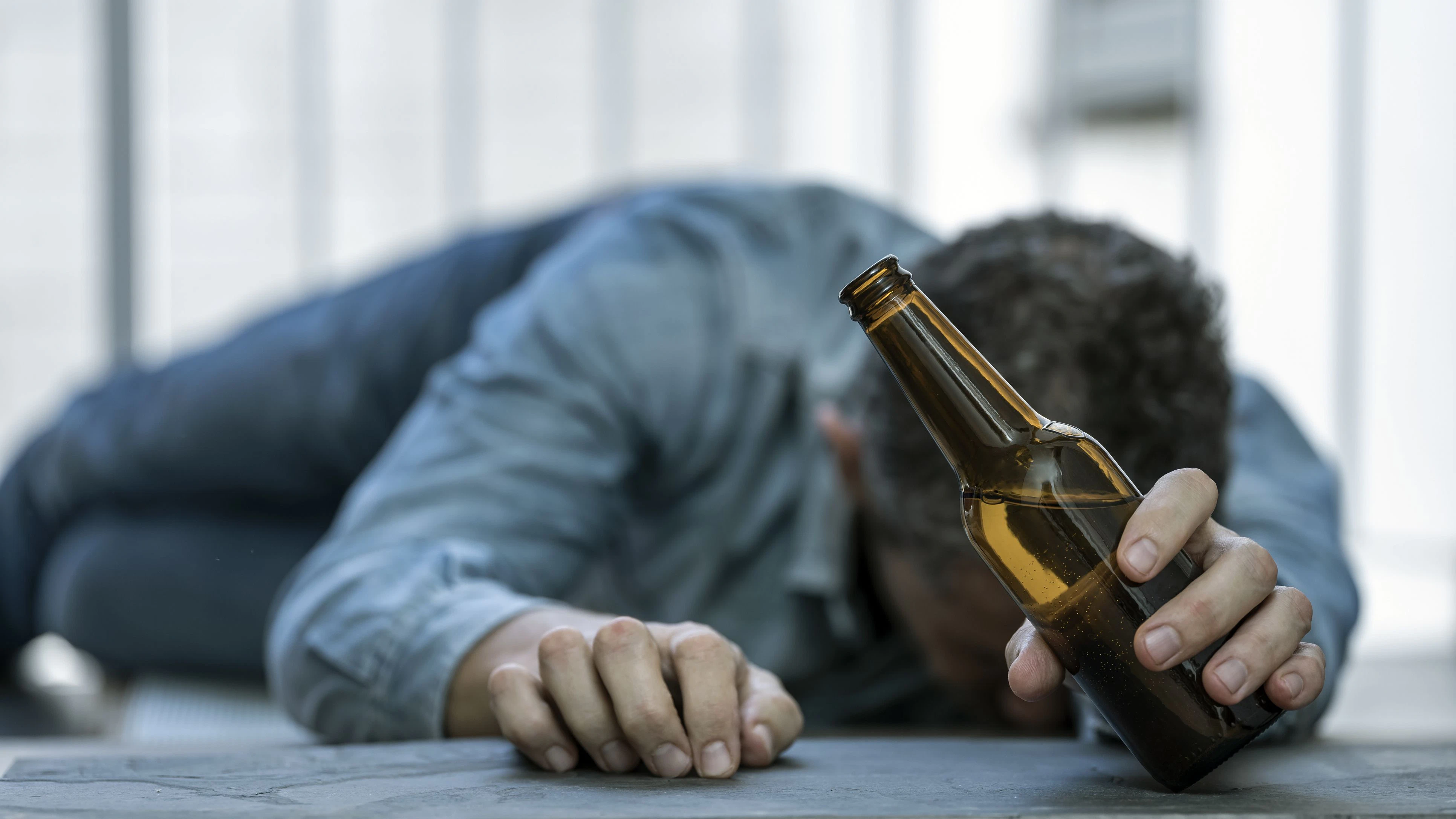 Der stark alkoholisierte Mann lag am Boden und rief lautstark um Hilfe. Symbolbild. 